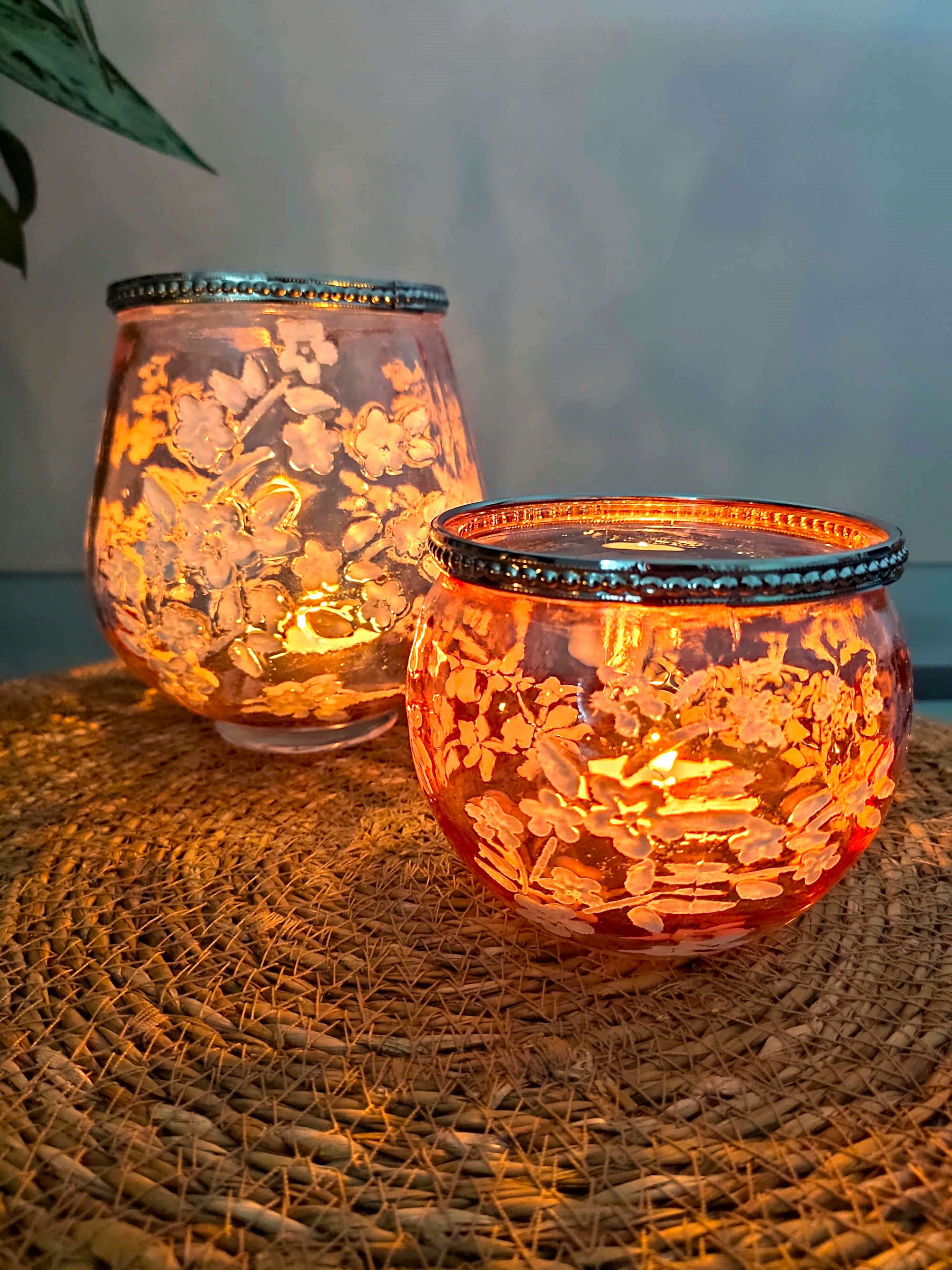 Teelichthalter in rosa mit Blumen Dekor und Dekoration