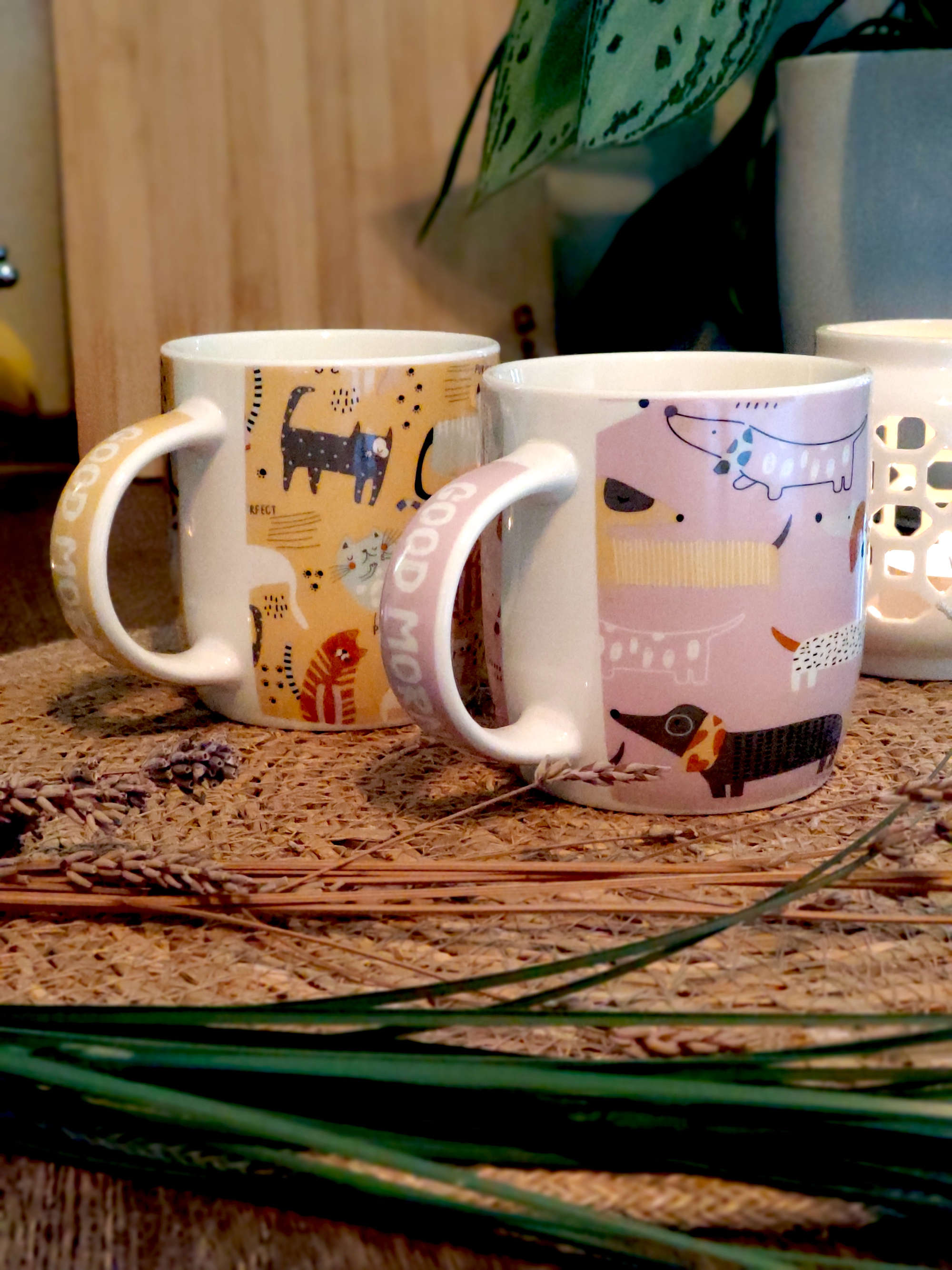 Becher aus Porzellan mit Hunde Motive Rosa bunt mit Dekoration