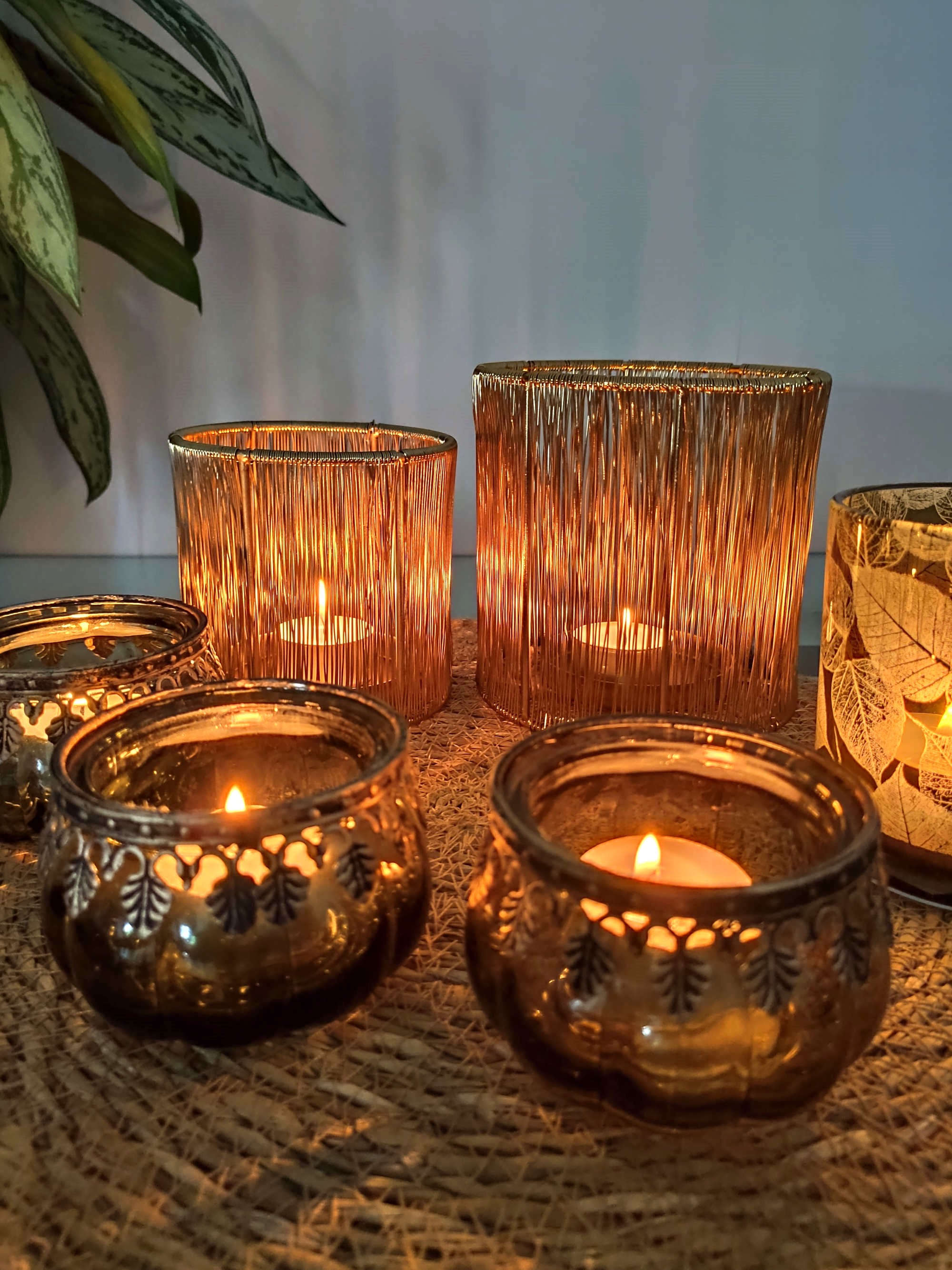 Zwei Windlichter in  Gold mit Dekoration