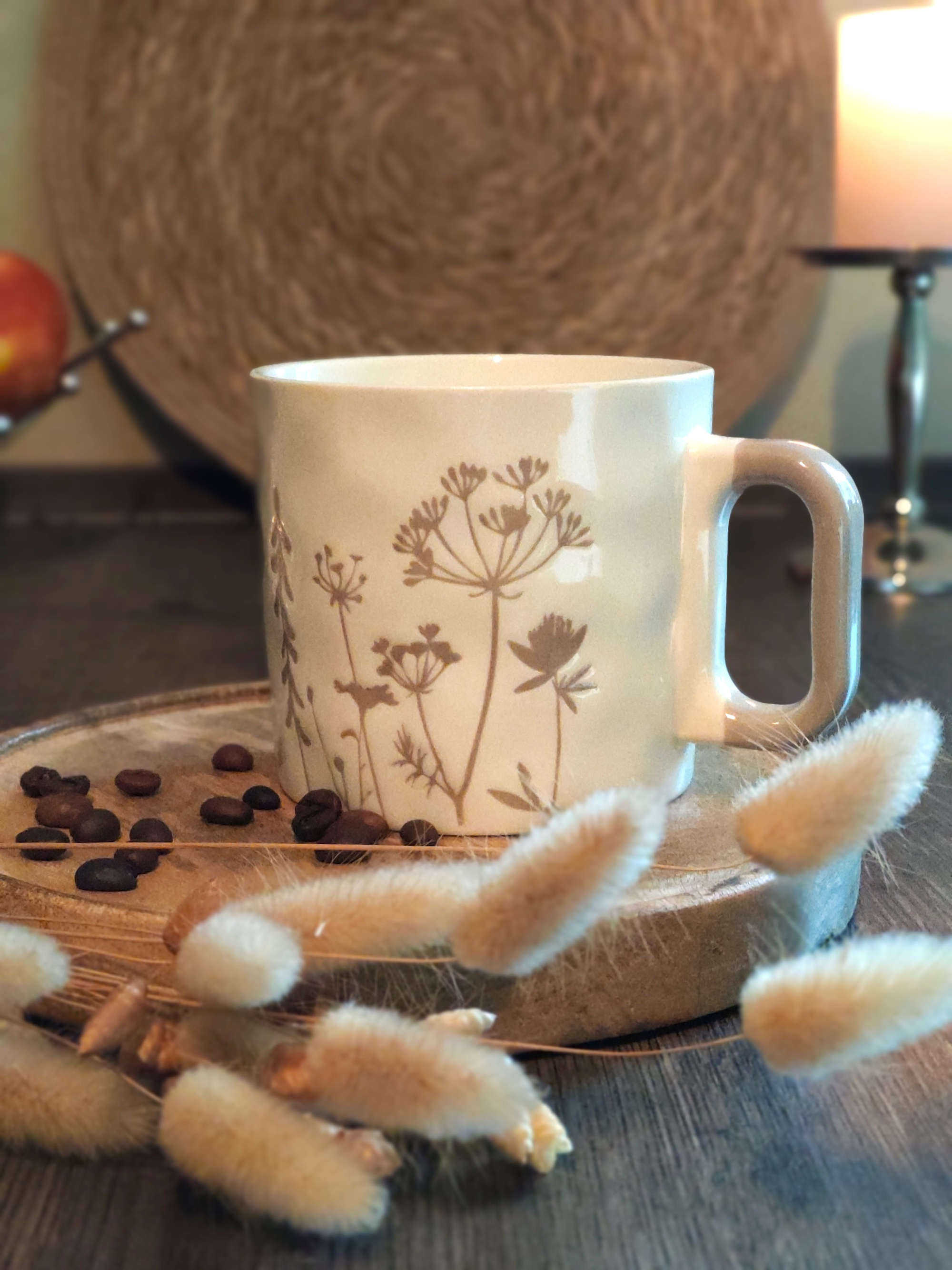Porzellan Becher mit Beige Blumen und Dekoration