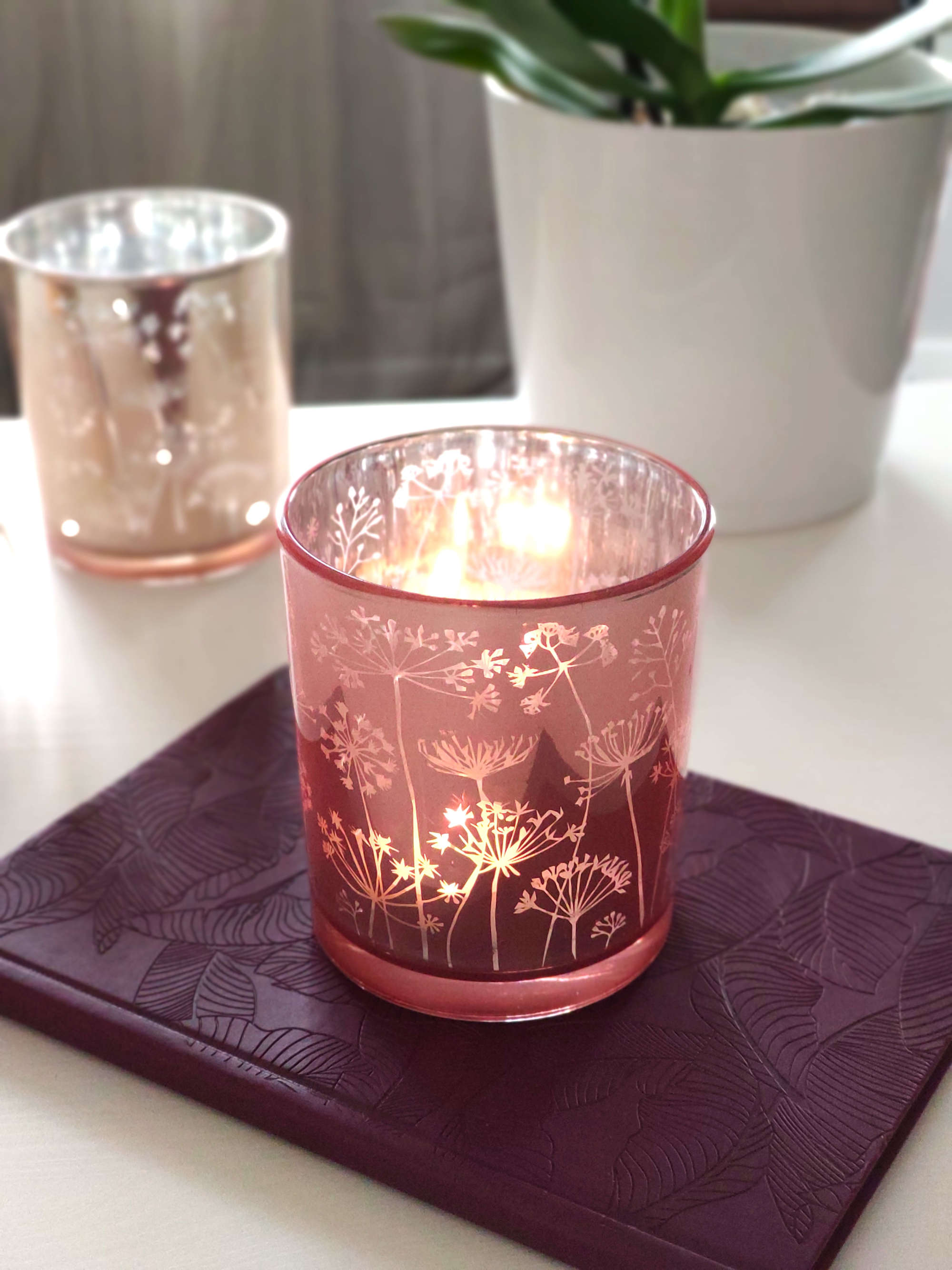 Teelichthalter in Rosa mit Dekoration