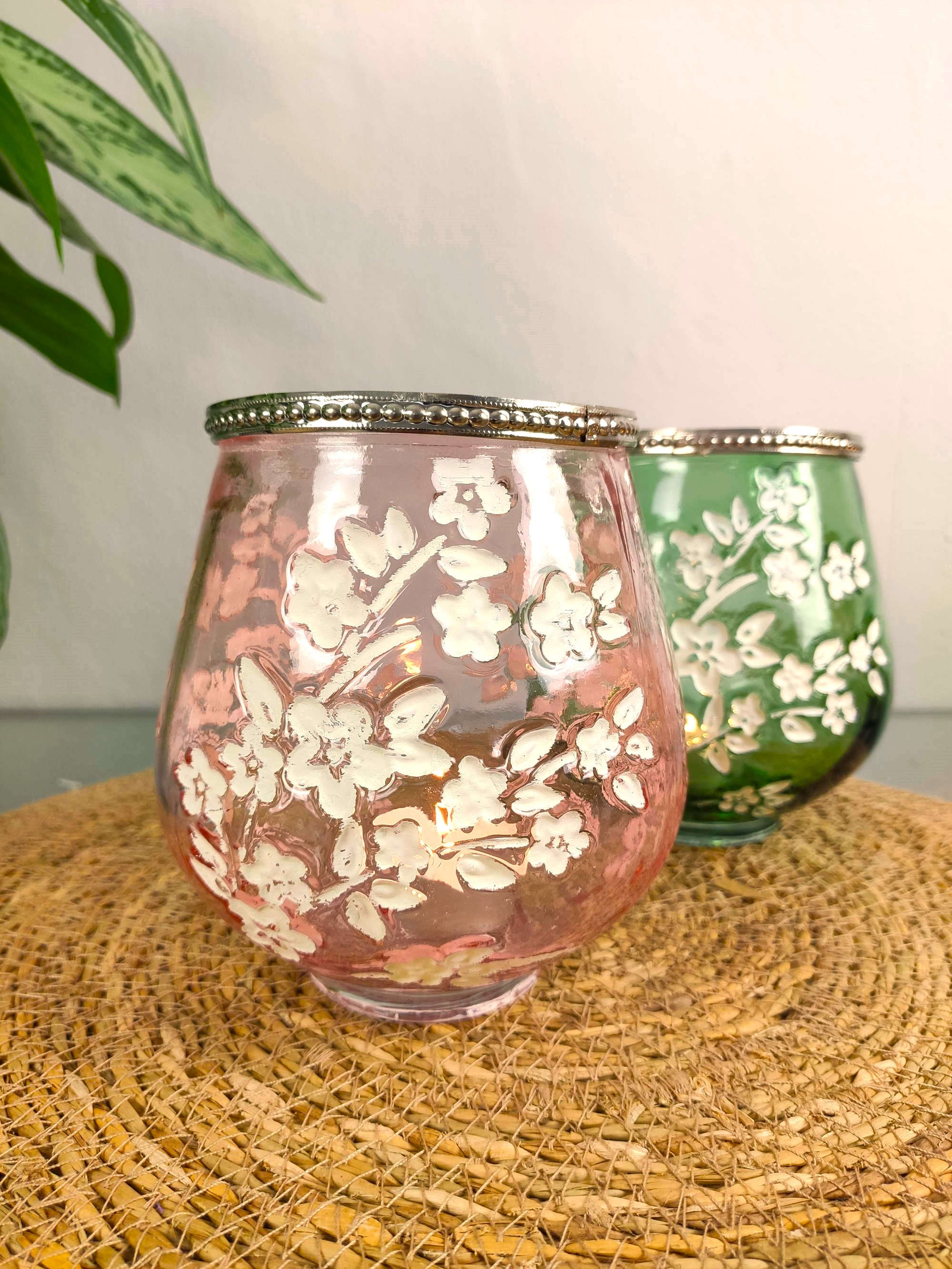 Zwei grosse Windlichter in gruen und rosa