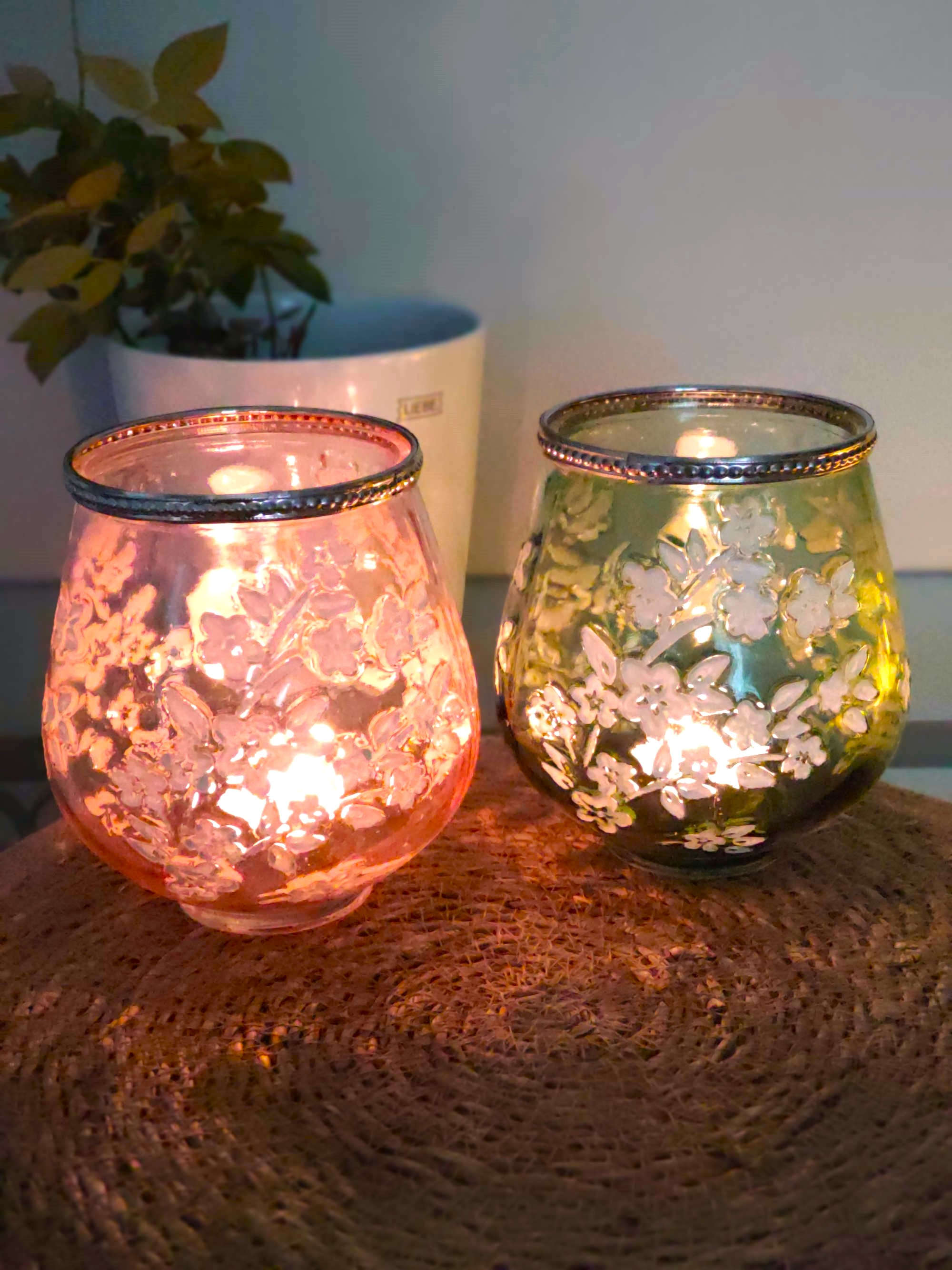 Zwei grosse Windlichter in gruen und rosa