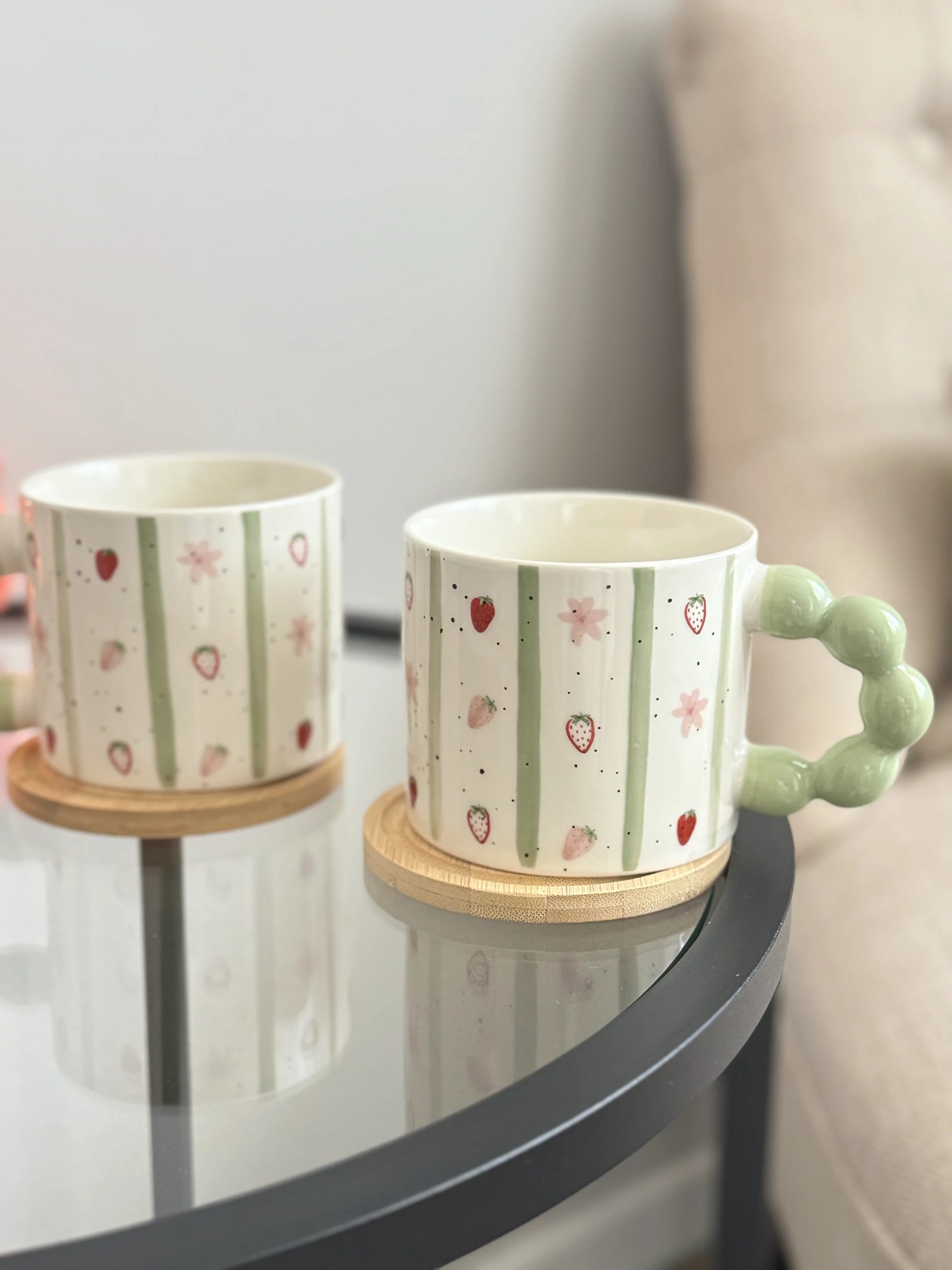 Becher Erdbeeren Grün Perlengriff