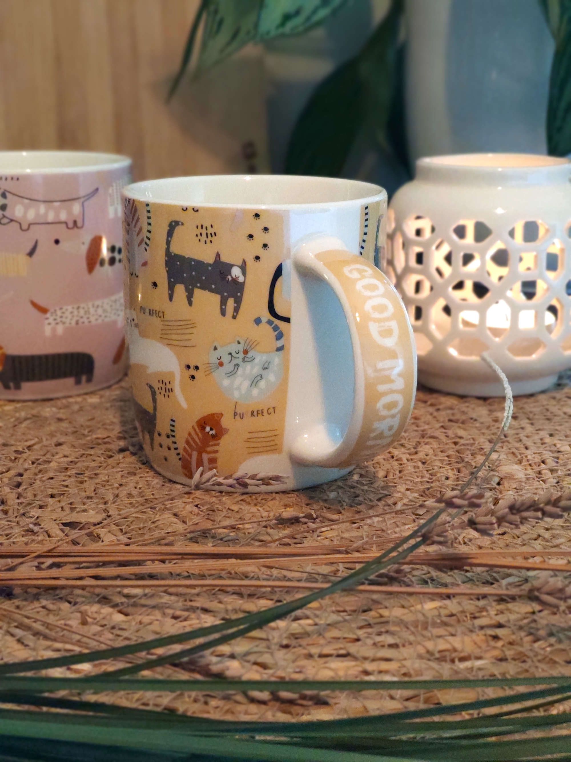 Becher aus Porzellan mit Katzen Motive in Gelb bunt