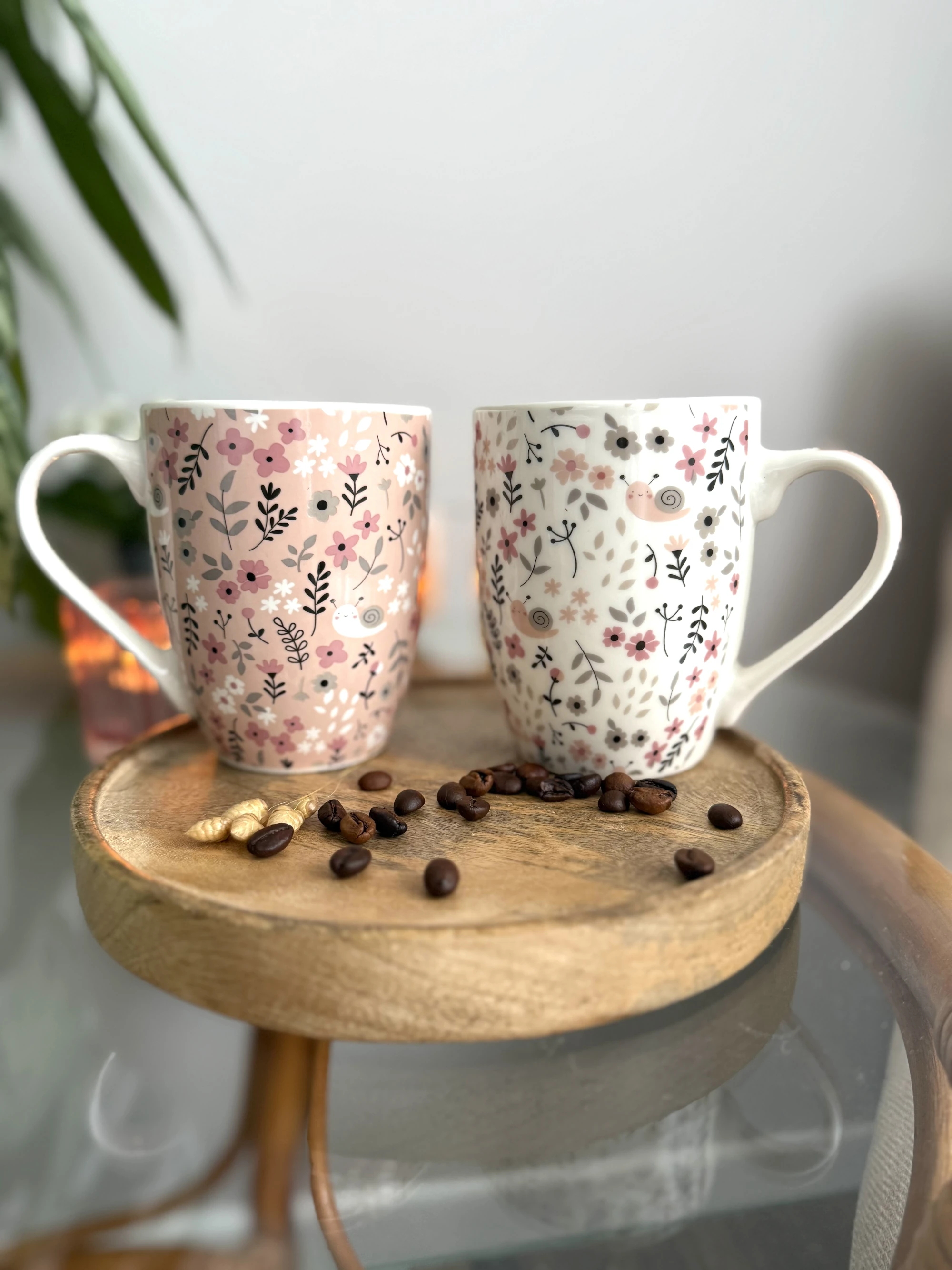 Becher Schnecke Rosa und Weiss mit Deko