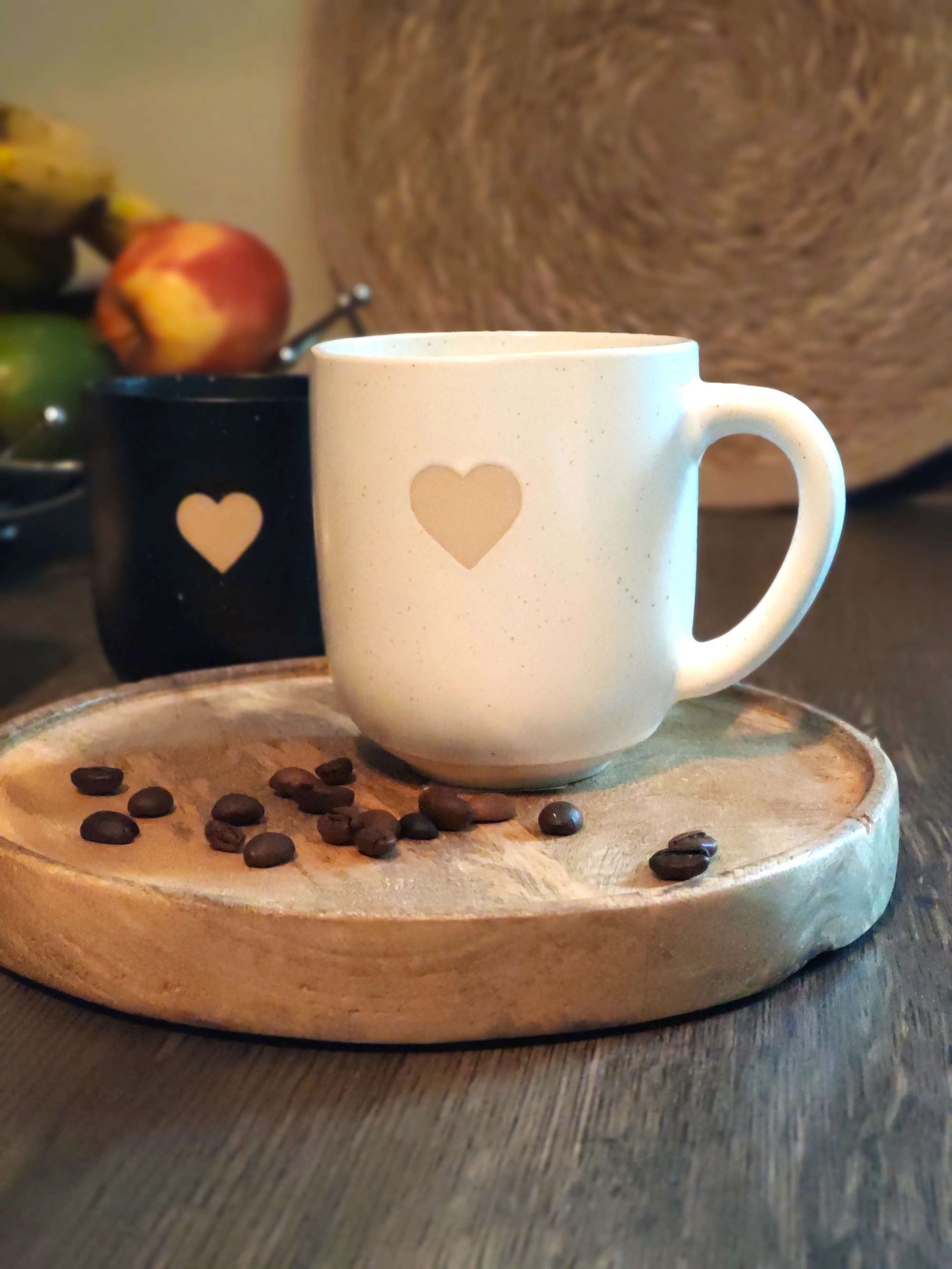 Porzellan Becher Herz Schwarz Weiss auf einem Tablett und Dekoration