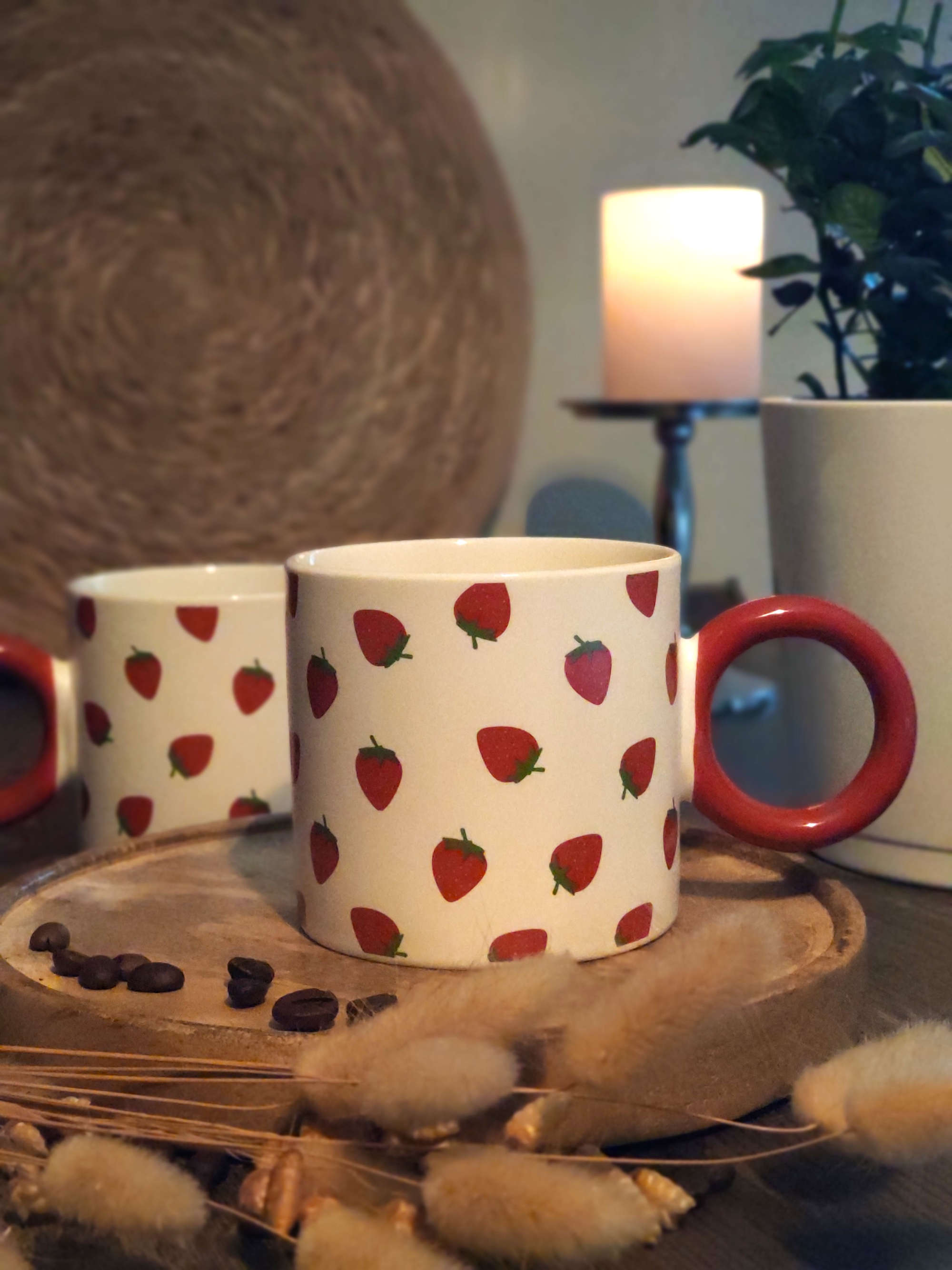 Porzellan Becher Erdbeere und Dekoration