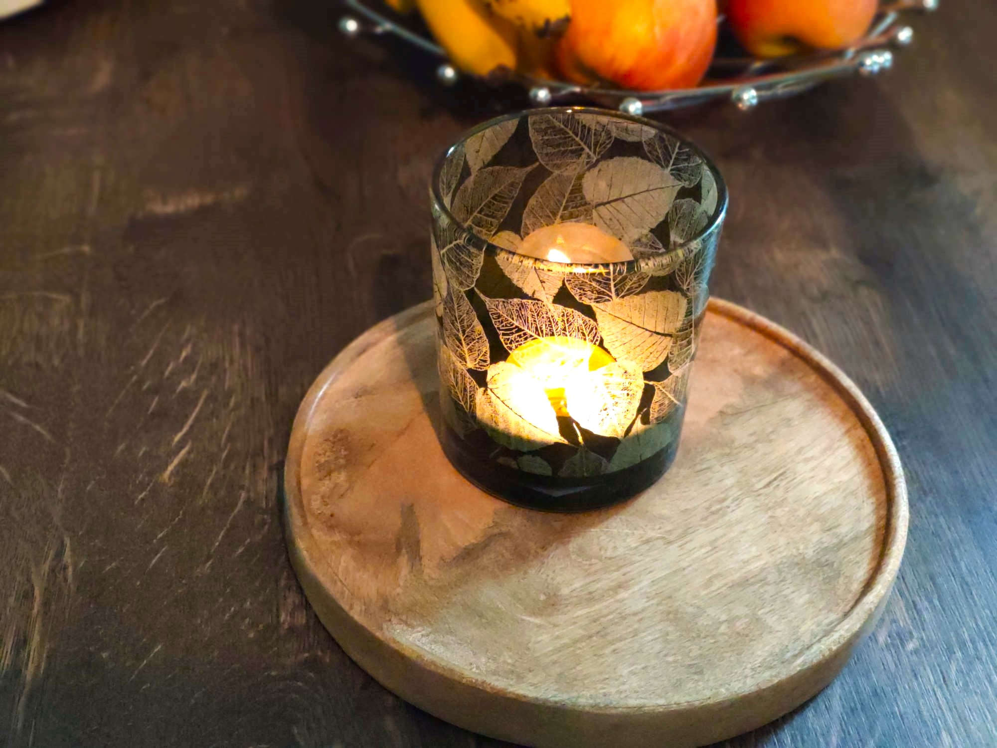 Rundes Mangoholz Tablett mit Teelichthalter und einen grüenen Windlichthalter aus Glas