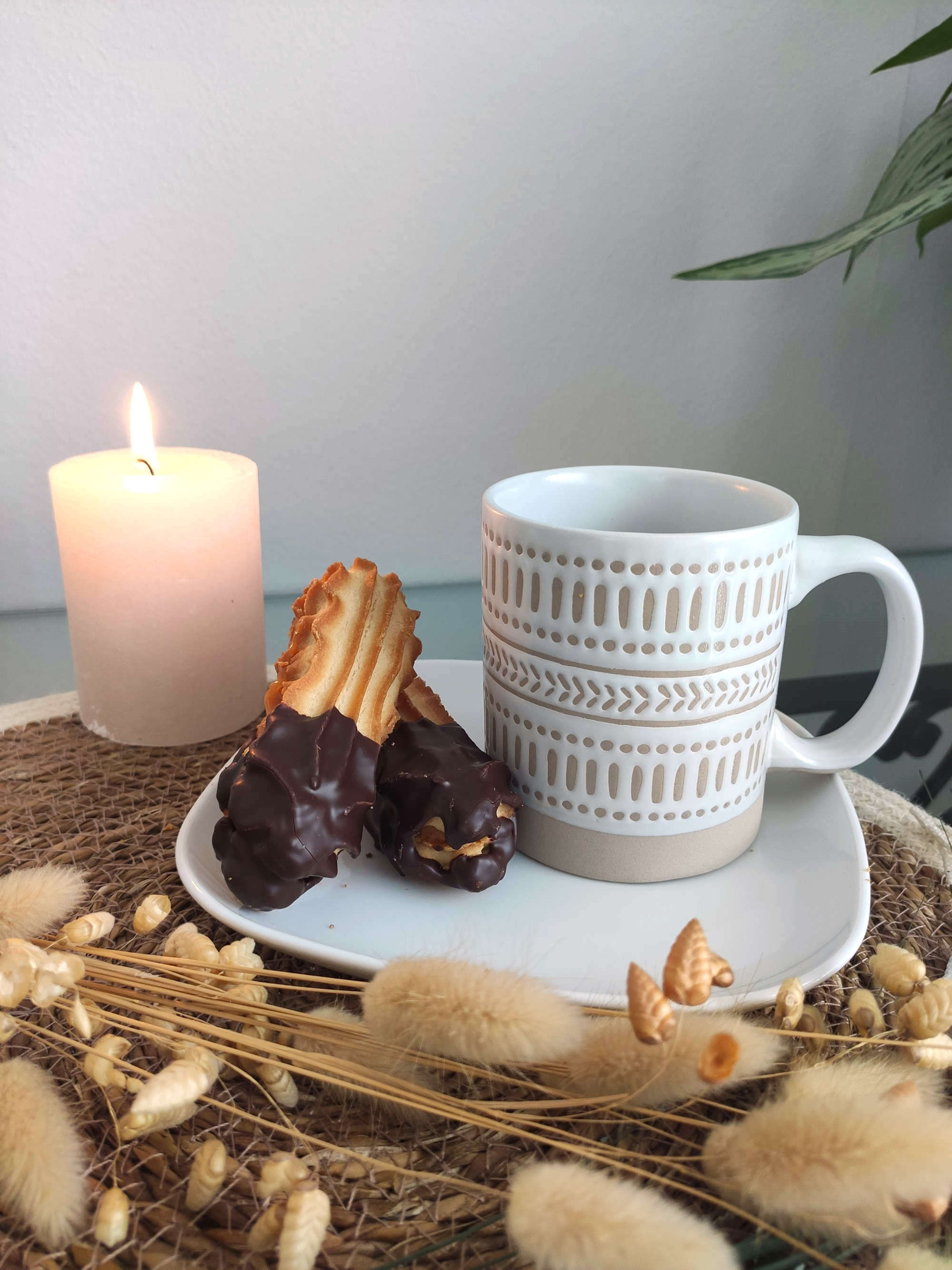 Becher aus Steingut Beige Weiss mit Dekoration und Kekse