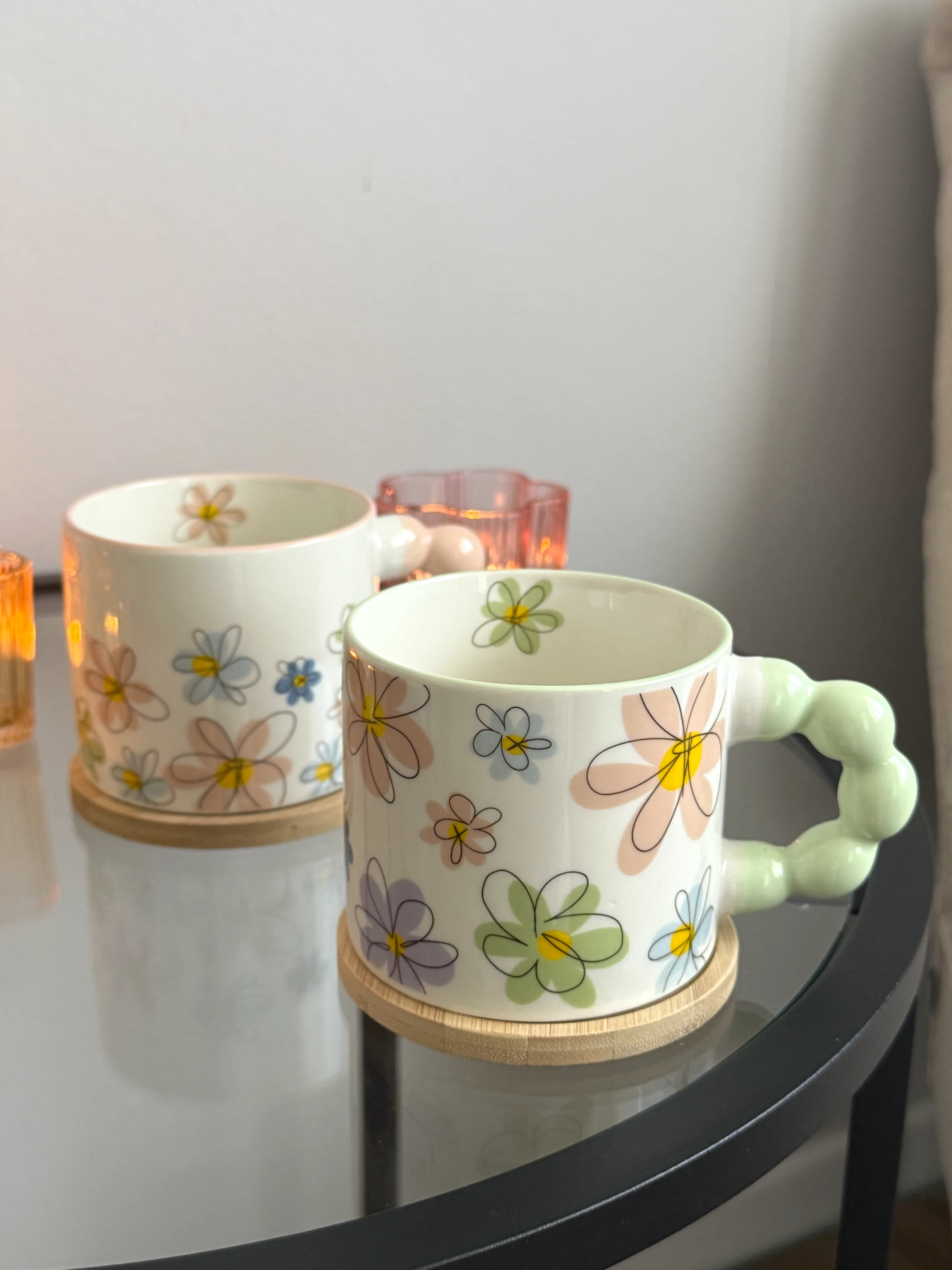 Becher Blumen Perlen Grun