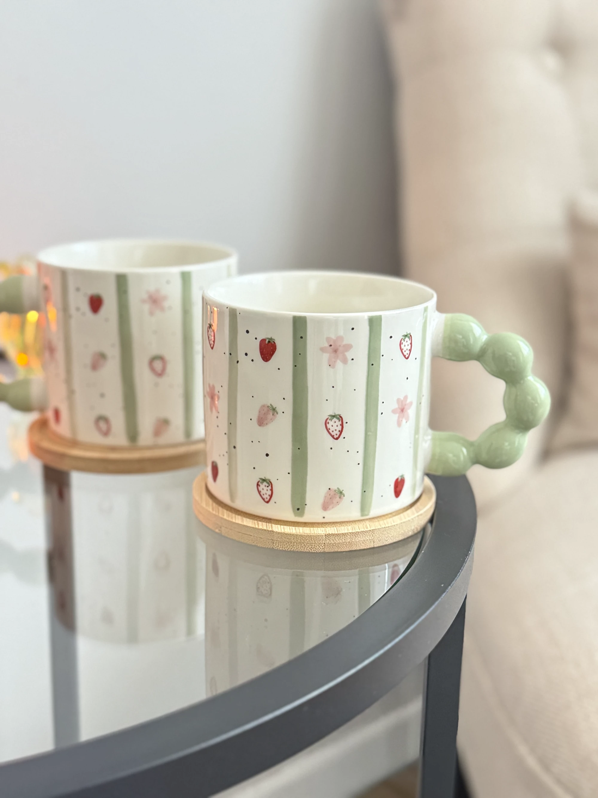 Becher Erdbeeren Grün Perlengriff