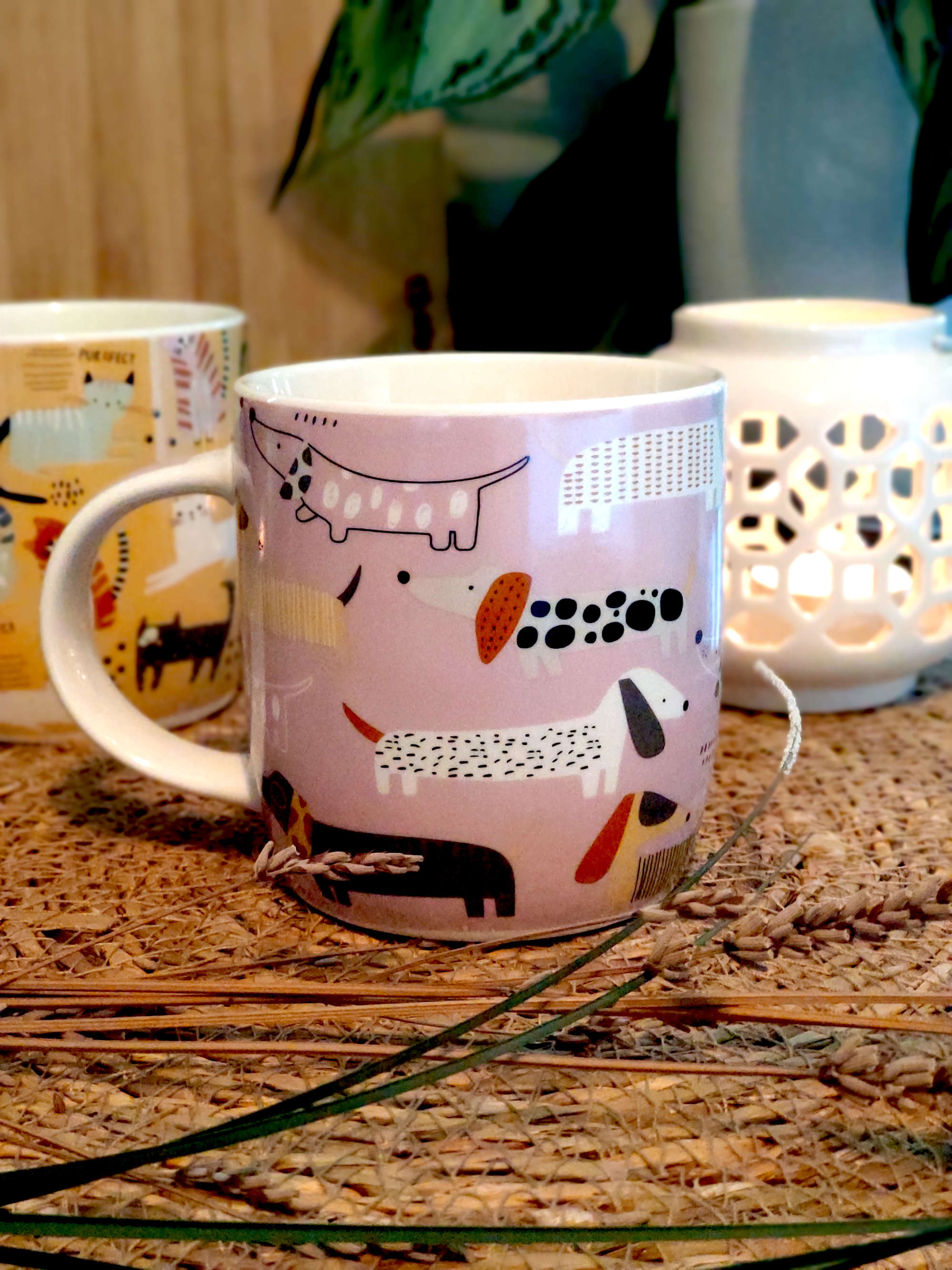Becher aus Porzellan mit Hunde Motive Rosa bunt
