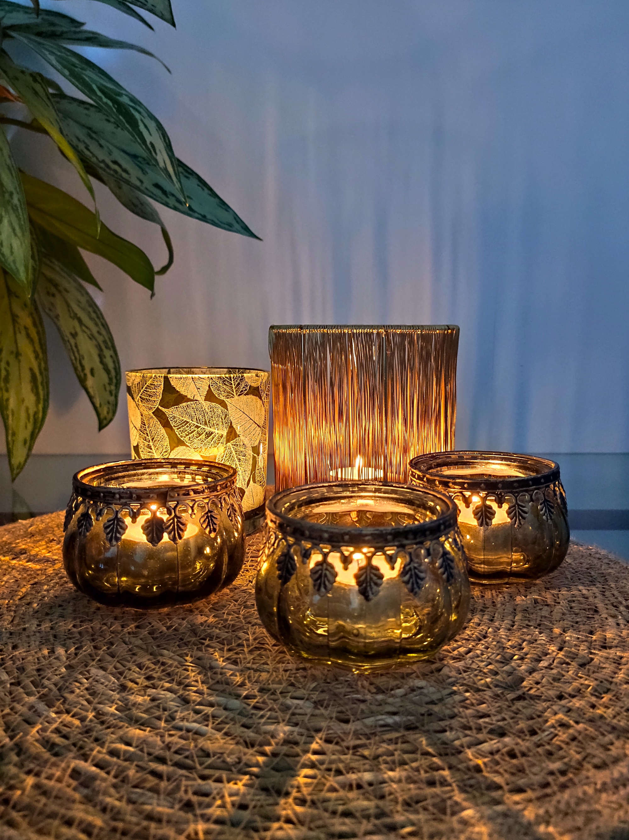 Goldenes Windlicht mit Metall und Dekoration
