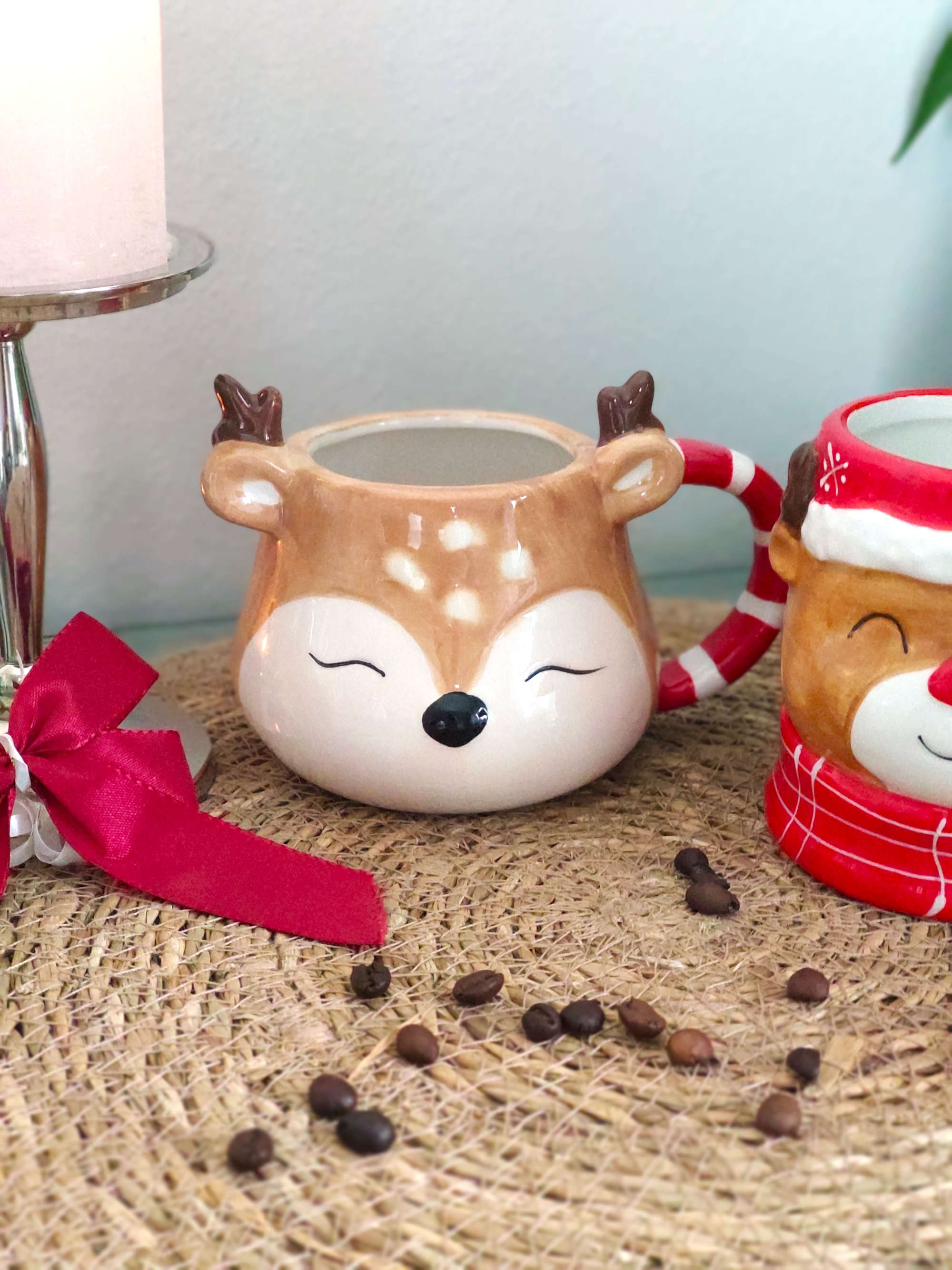 Ein Becher aus Keramik Hirsch in Beige Braun mit Dekoration