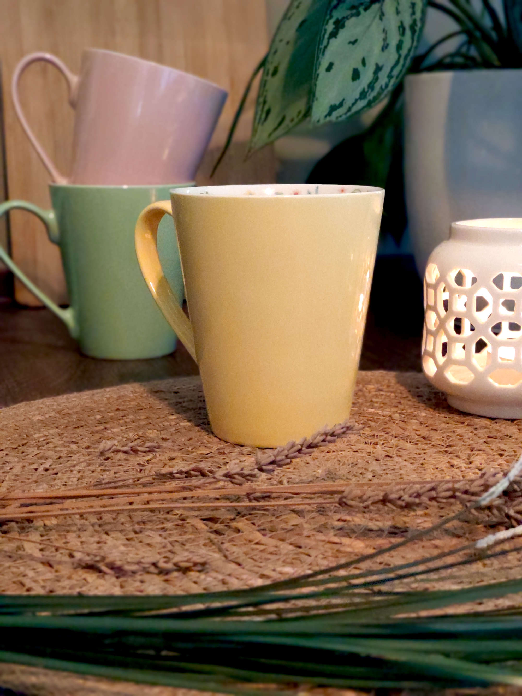 Becher aus Porzellan in Gelb und Innenseite mit Blumen Motiv und Dekoration
