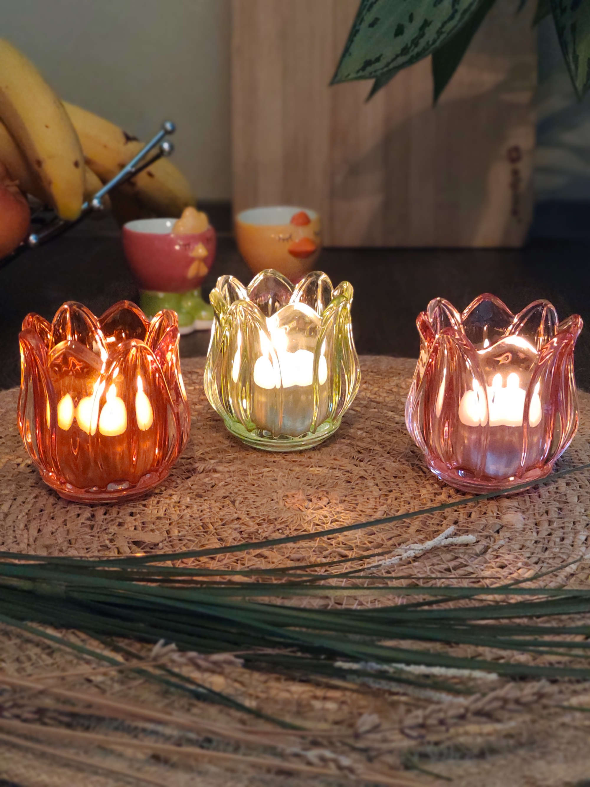 Windlichter aus Glas Blumenform auf einem Tisch und Dekoration