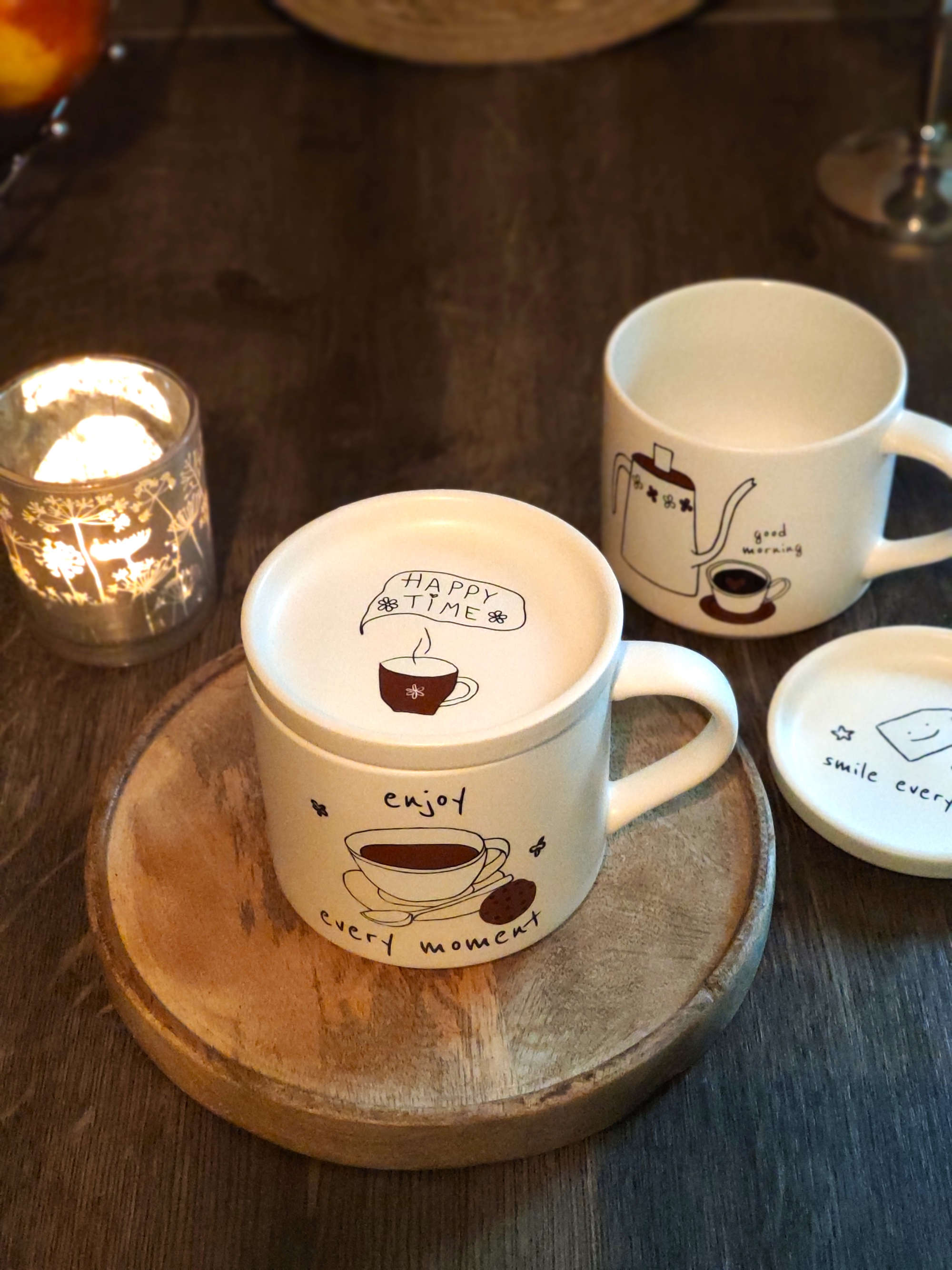 Teebecher mit Deckel aus Porzellan in creme mit Motiv und Spruch enjoy every moment und Dekoration