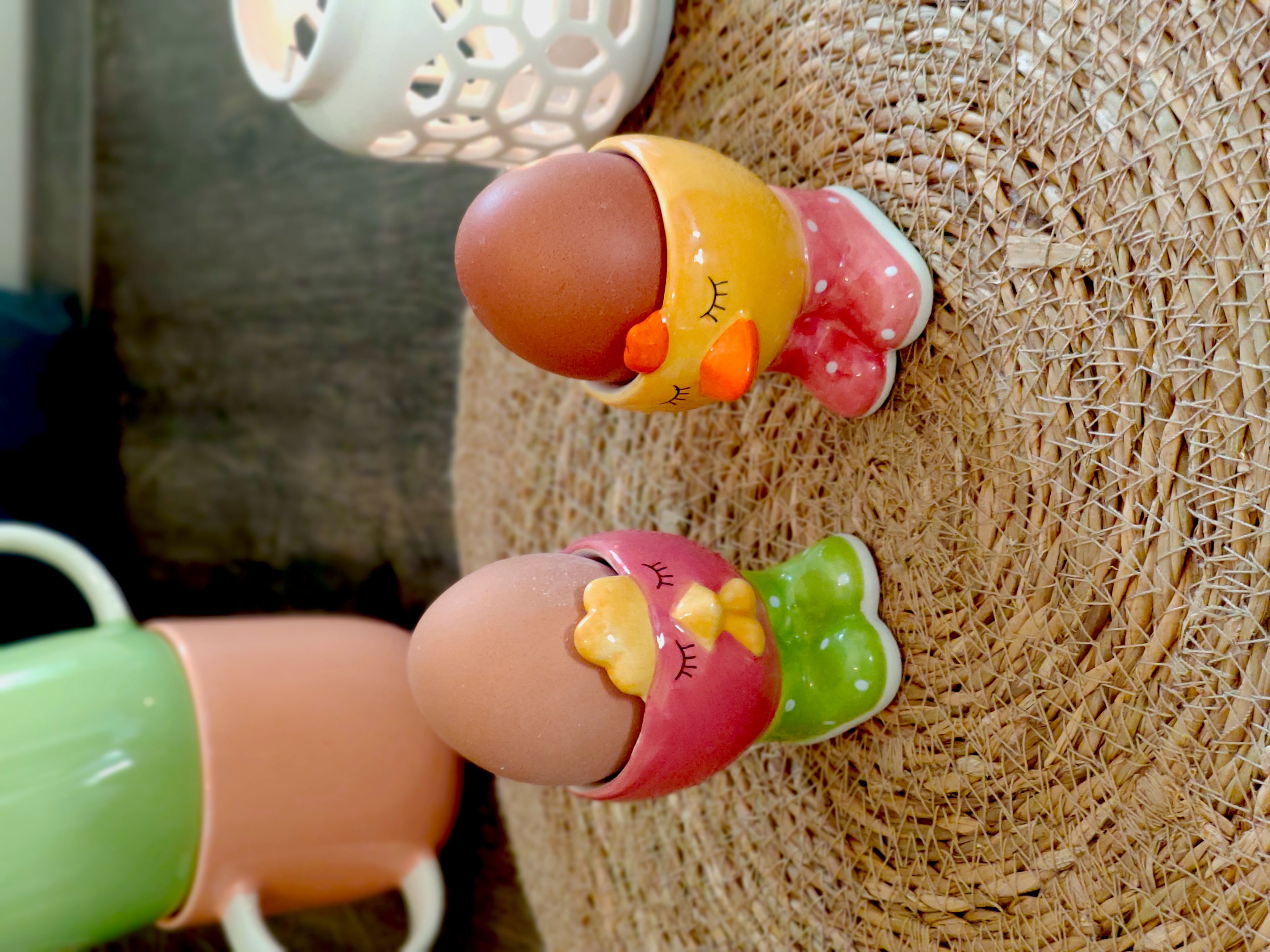 Eierbecher aus Kueken aus Keramik bunt mit Dekoration