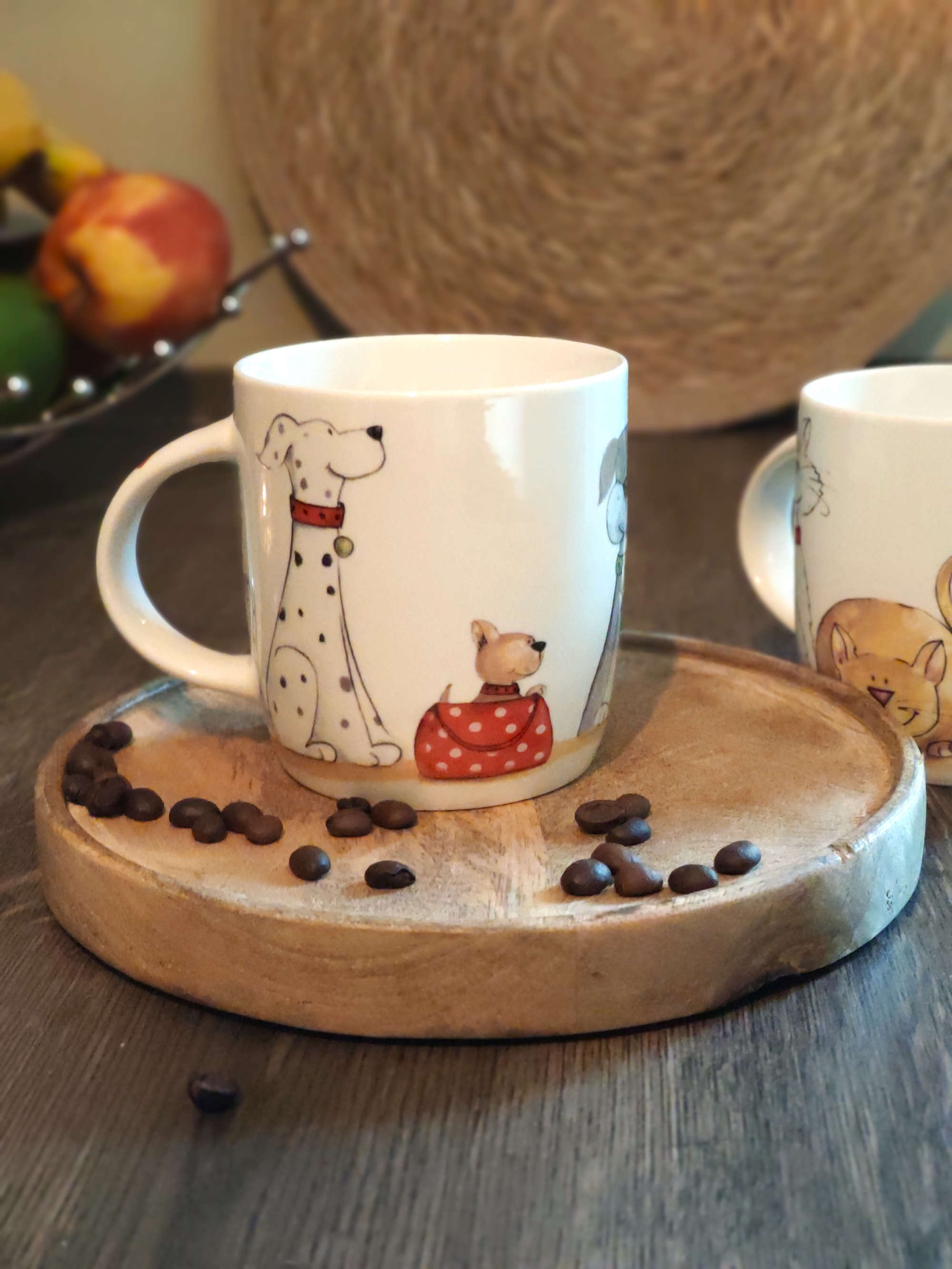 Porzellan Becher Motiv Hunde auf einem Tablett und Dekoration