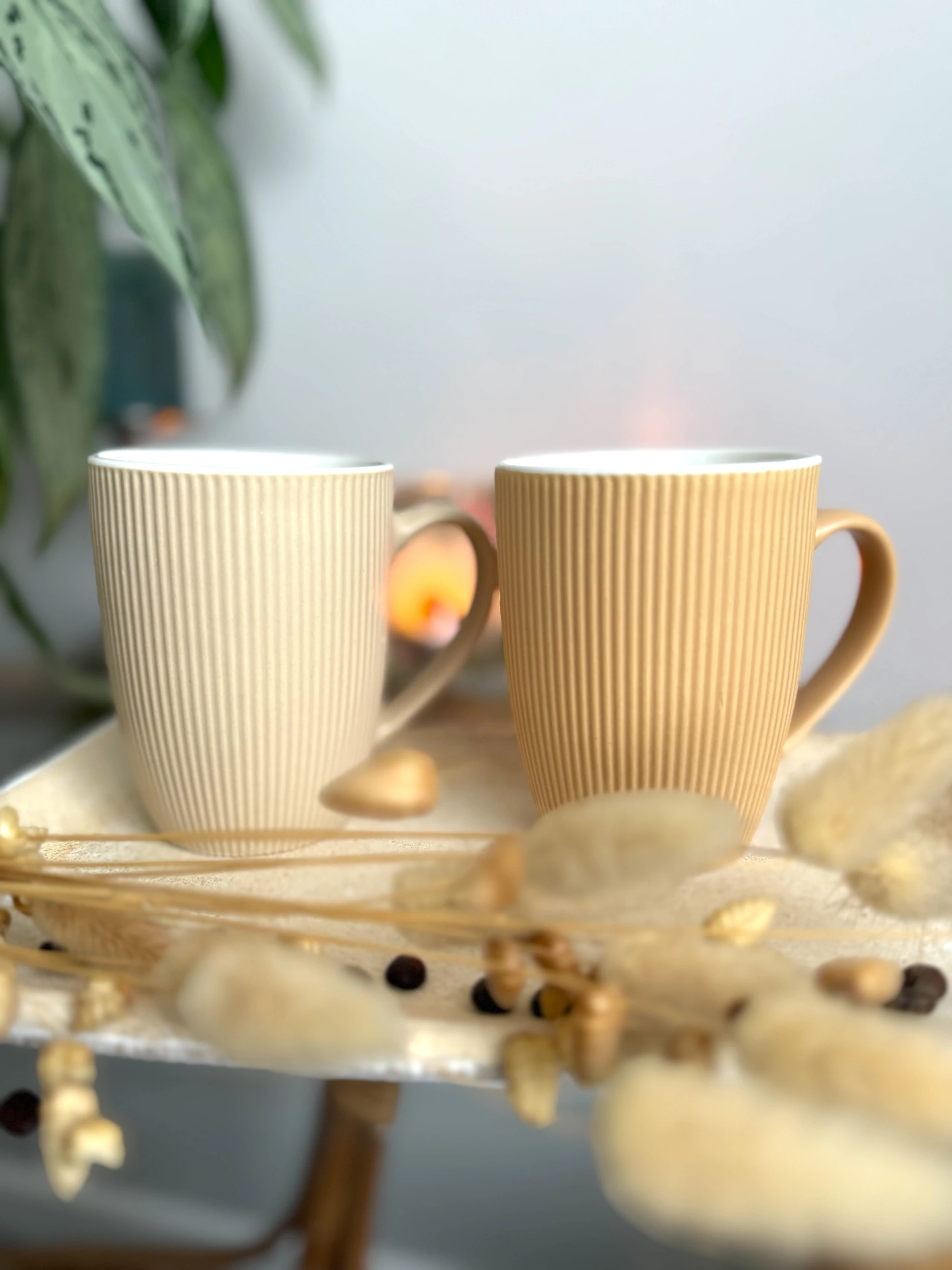Becher Steingut 3D Beigetönen