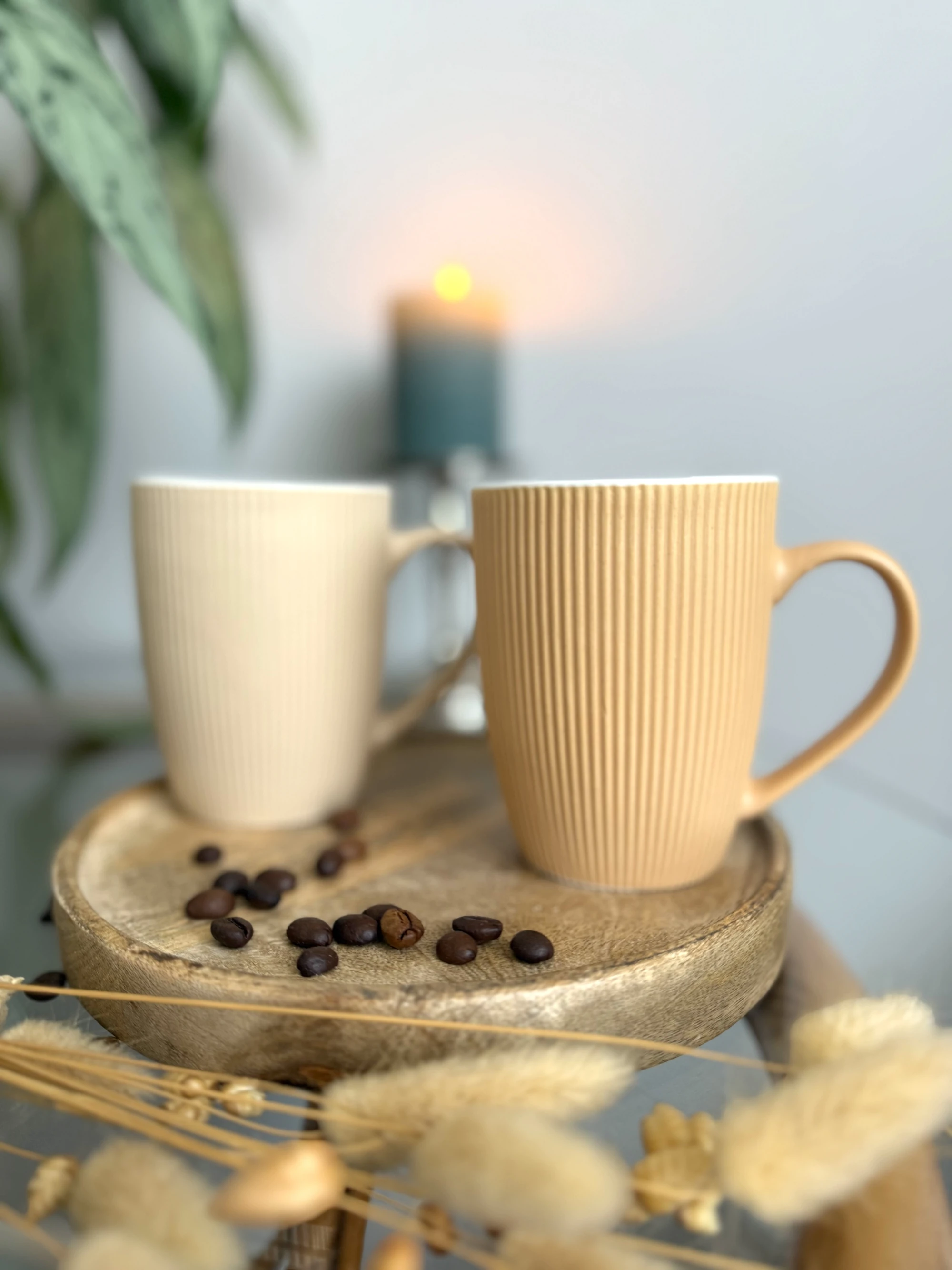 Becher Steingut 3D Beigetönen