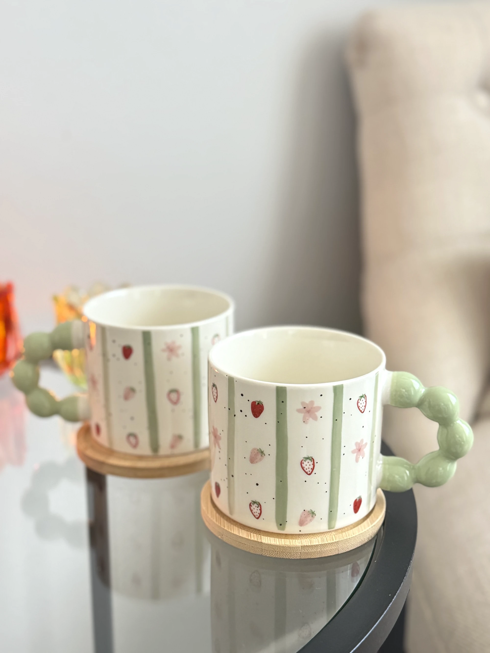 Becher Erdbeeren Grün Perlengriff