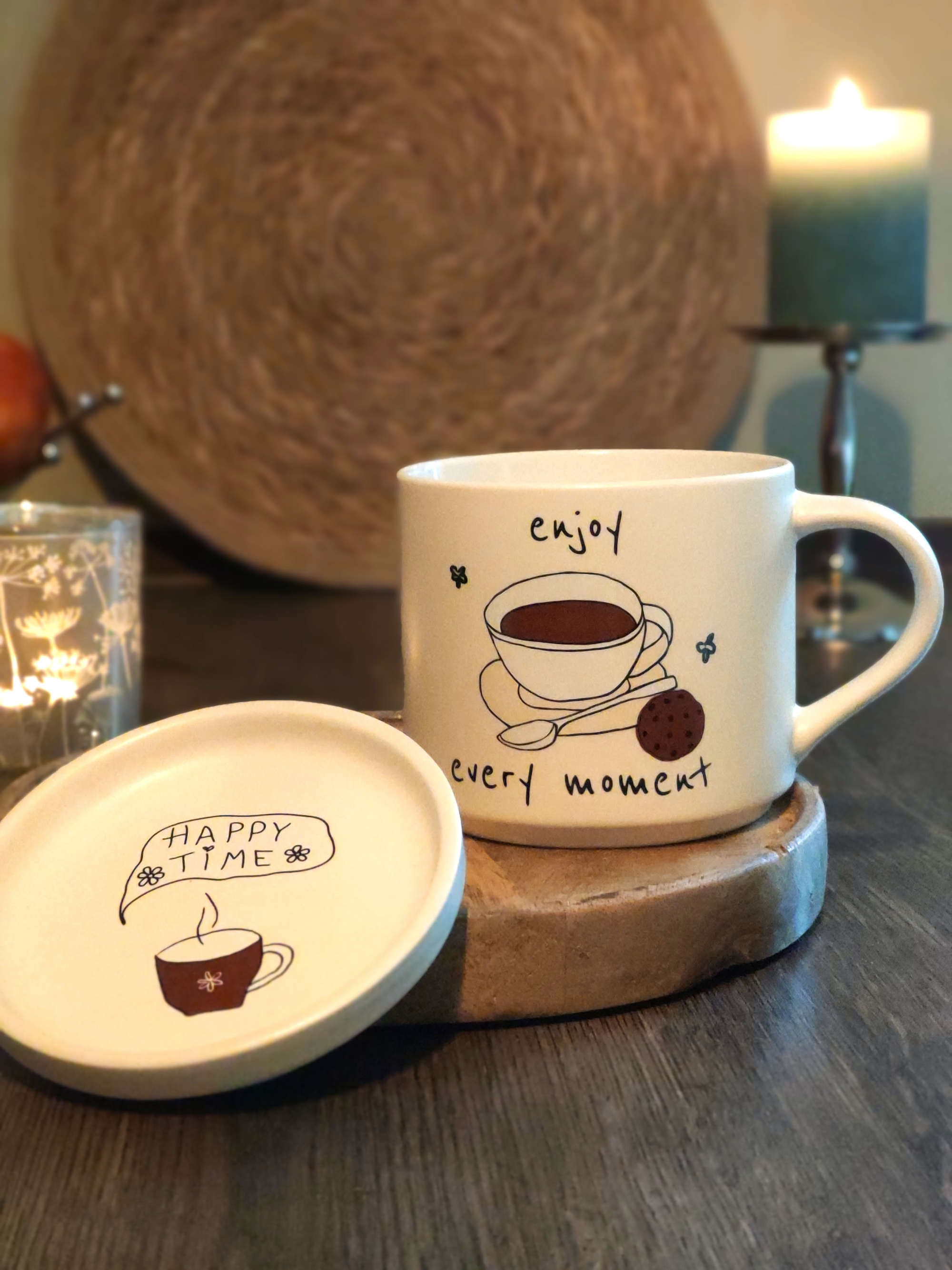 Teebecher mit Deckel aus Porzellan in creme mit Motiv und Spruch enjoy every moment