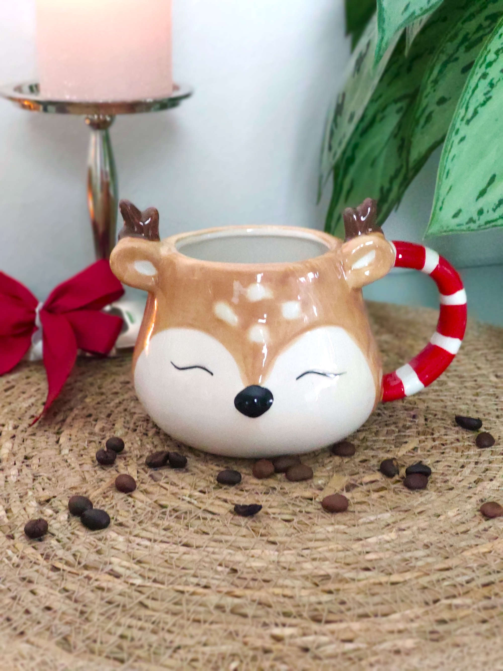 Ein Becher aus Keramik Hirsch in Beige Braun mit Dekoration