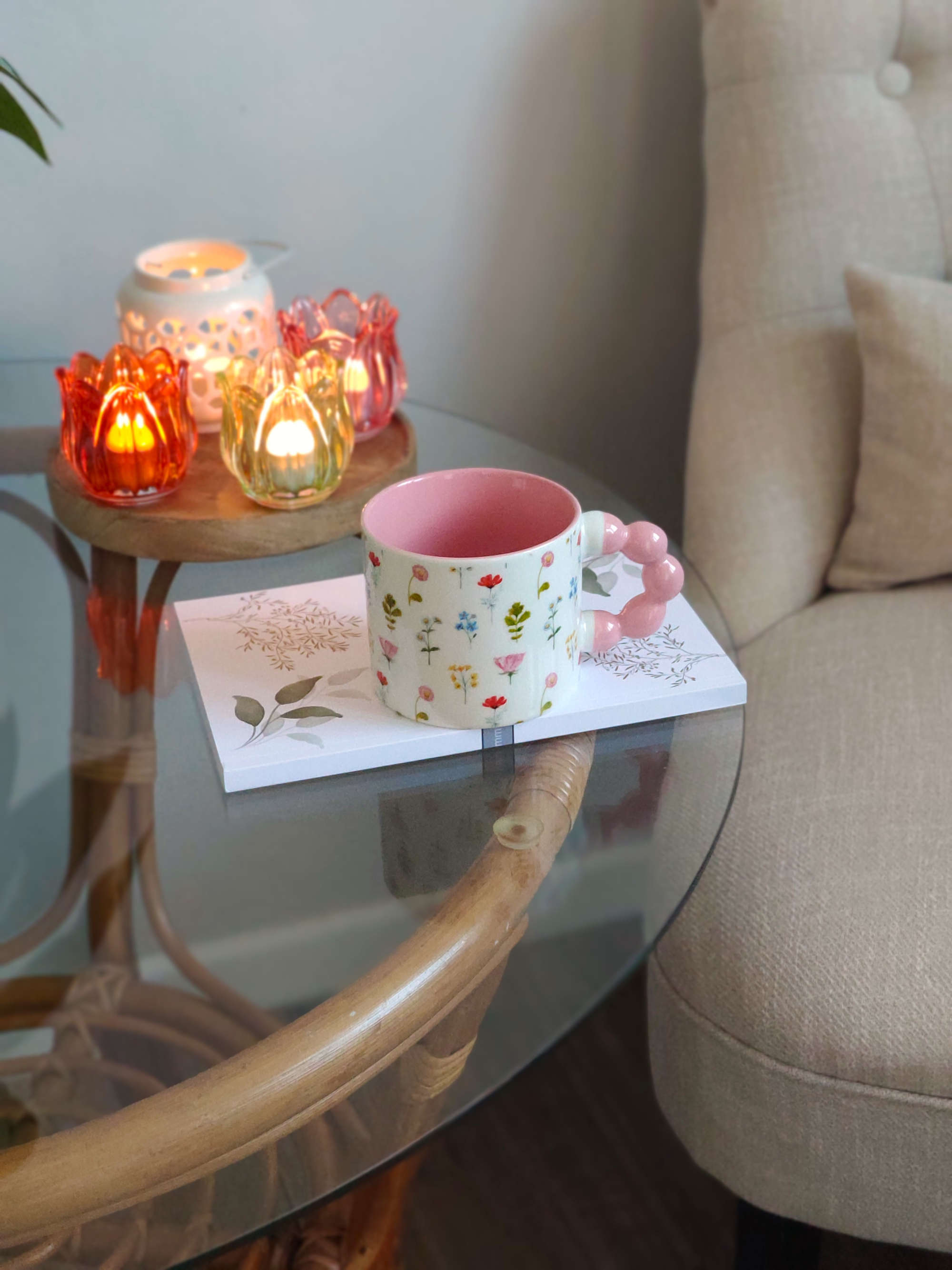 Becher Perlengriff rosa auf einem Glastisch
