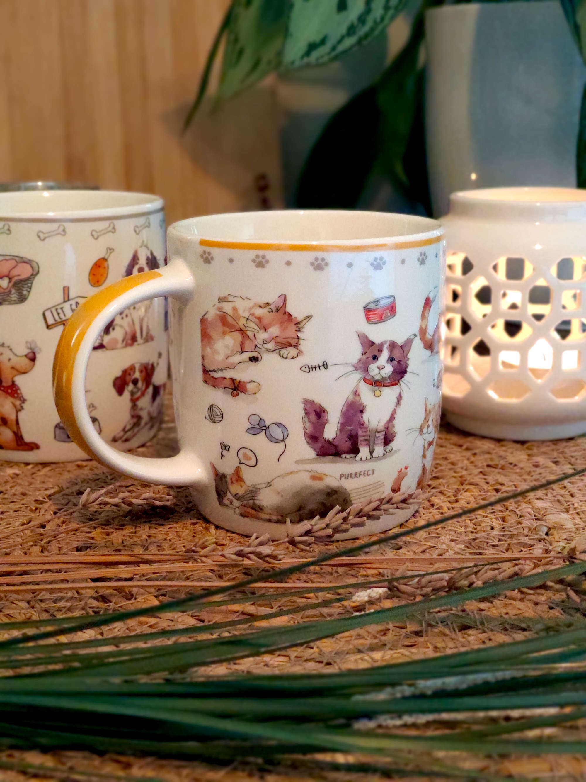 Becher aus Porzellan mit Katzen Motiv und Dekoration