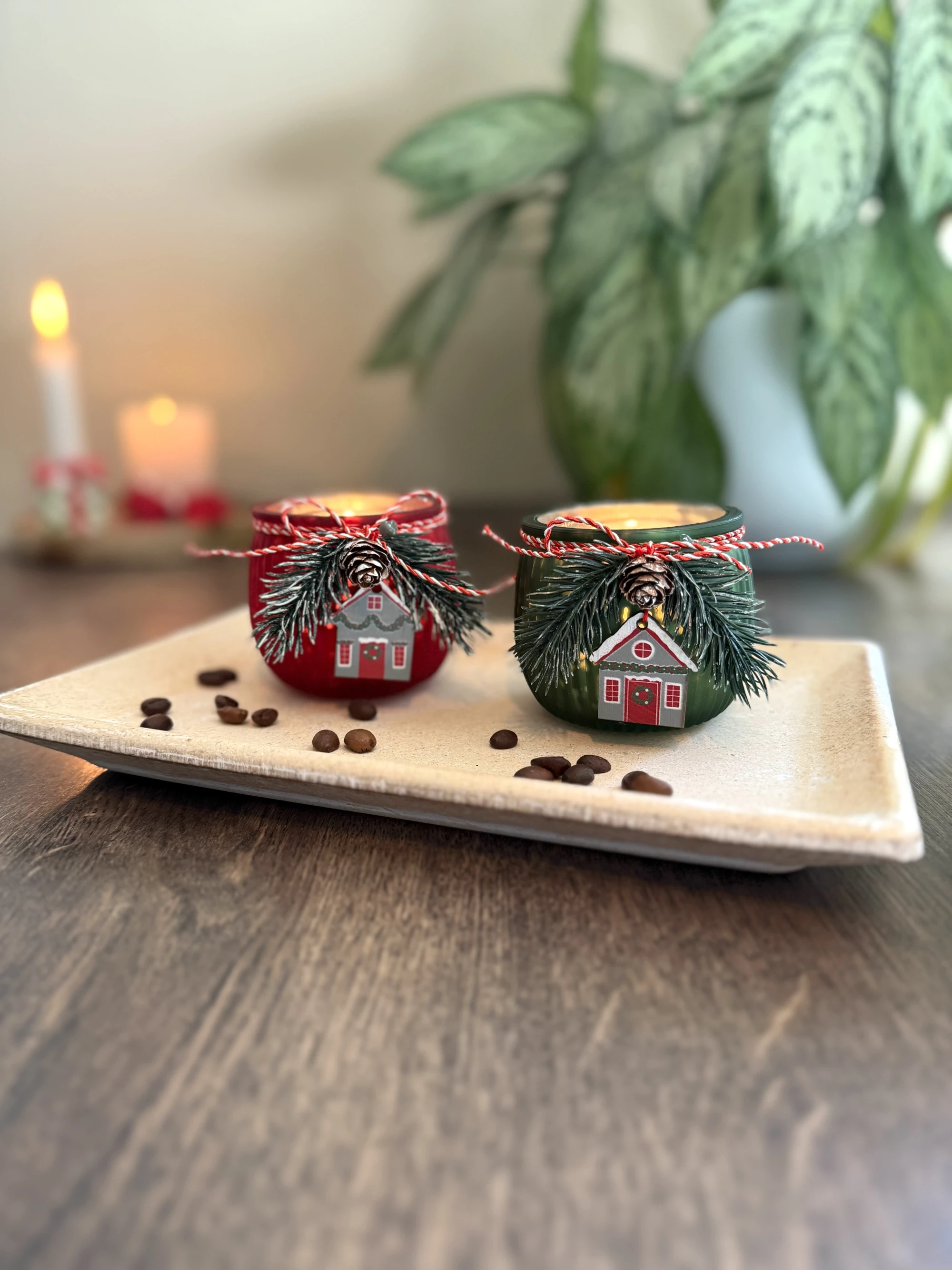 Zwei Windlichter in Grün und Rot mit Haus Motiv