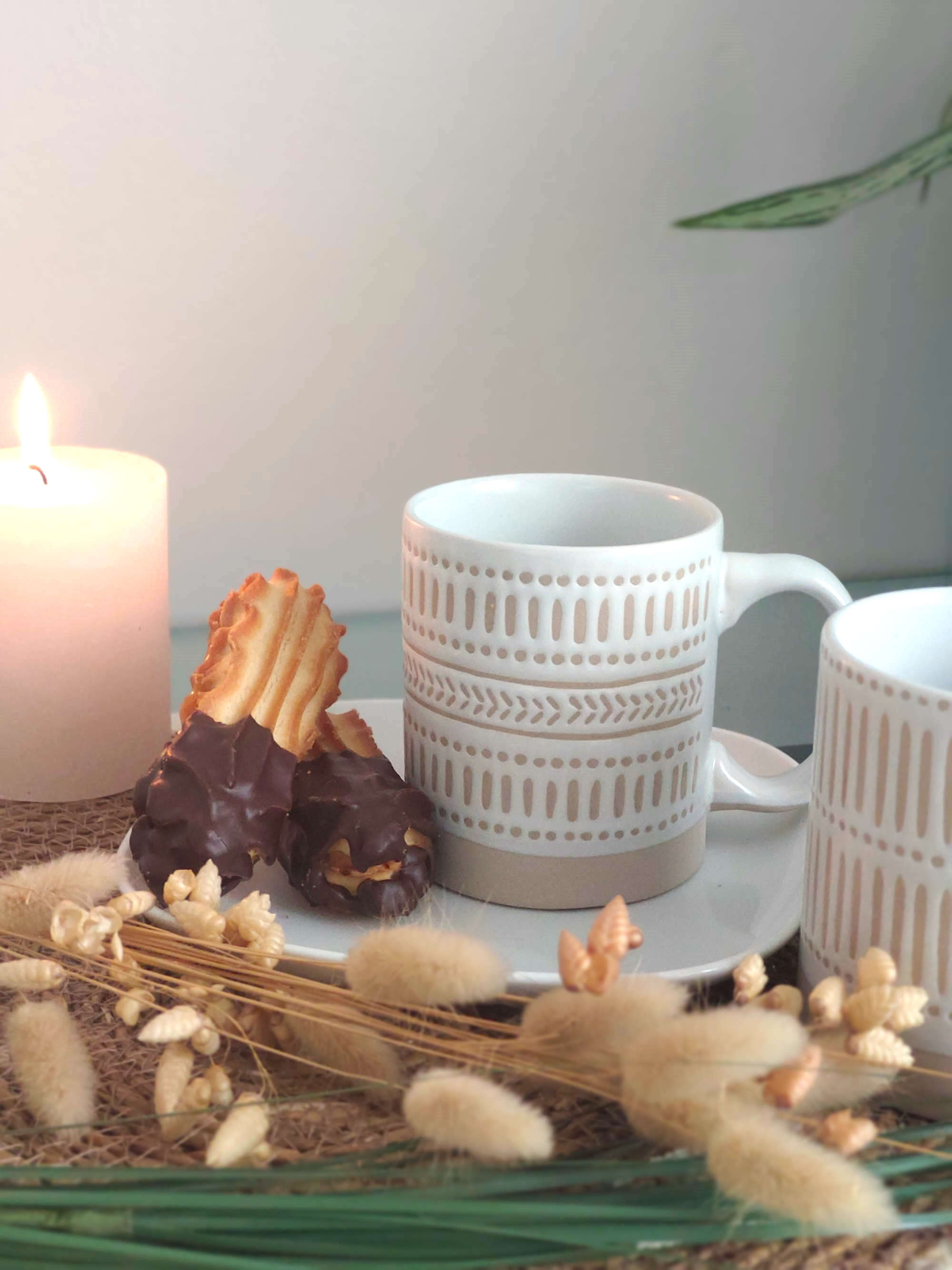 Becher aus Steingut Beige Weiss mit Dekoration und Kekse