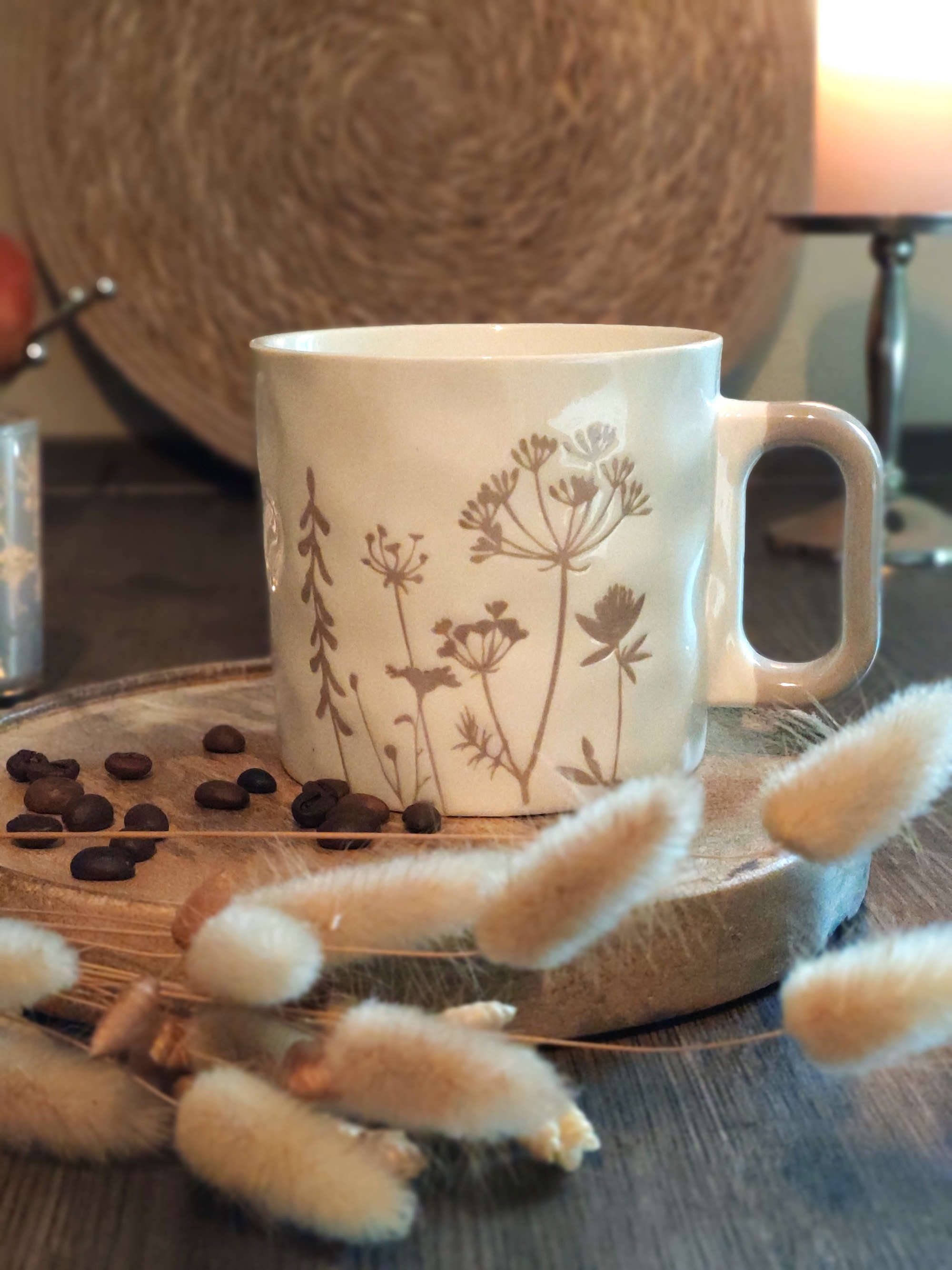 Porzellan Becher mit Beige Blumen und Dekoration