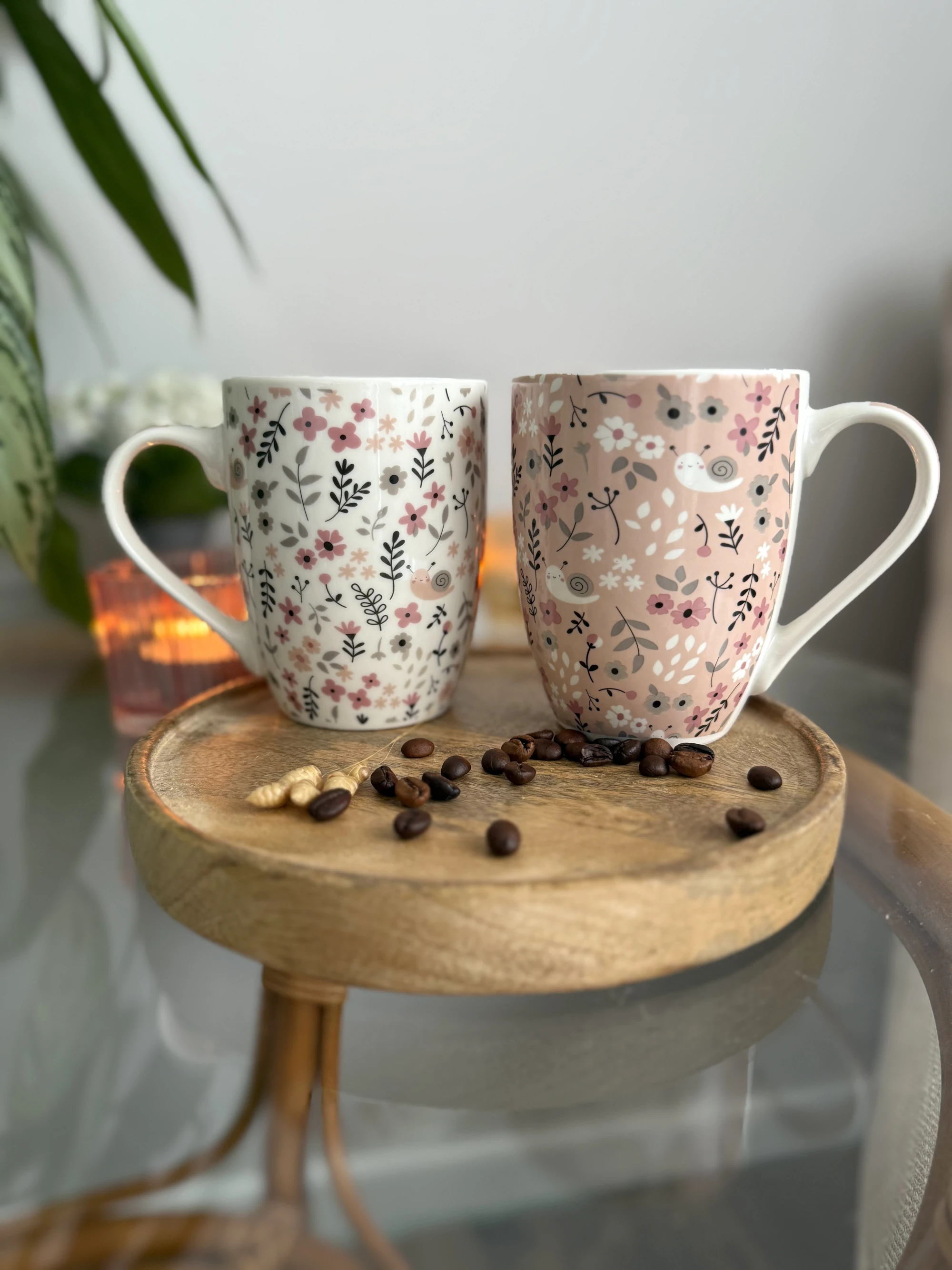 Becher Schnecke Weiss und Rosa mit Deko