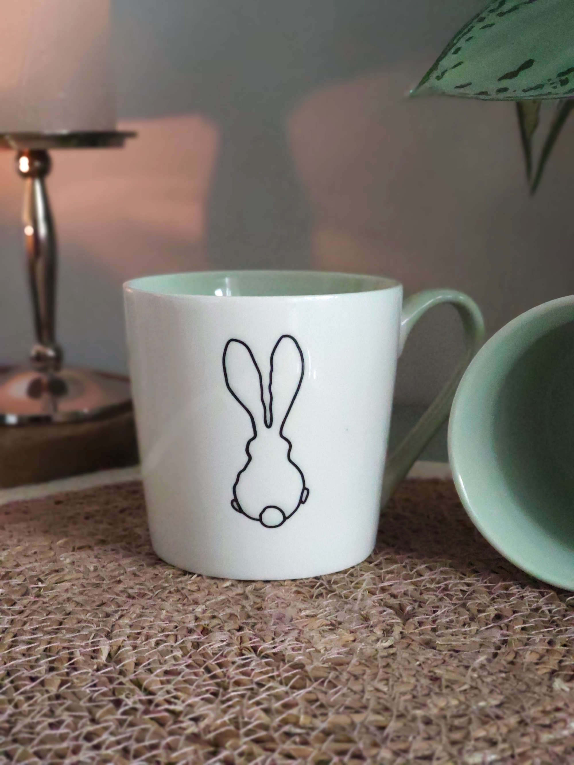 Porzellan Becher Hase Motiv Weiss Gruen mit Dekoration