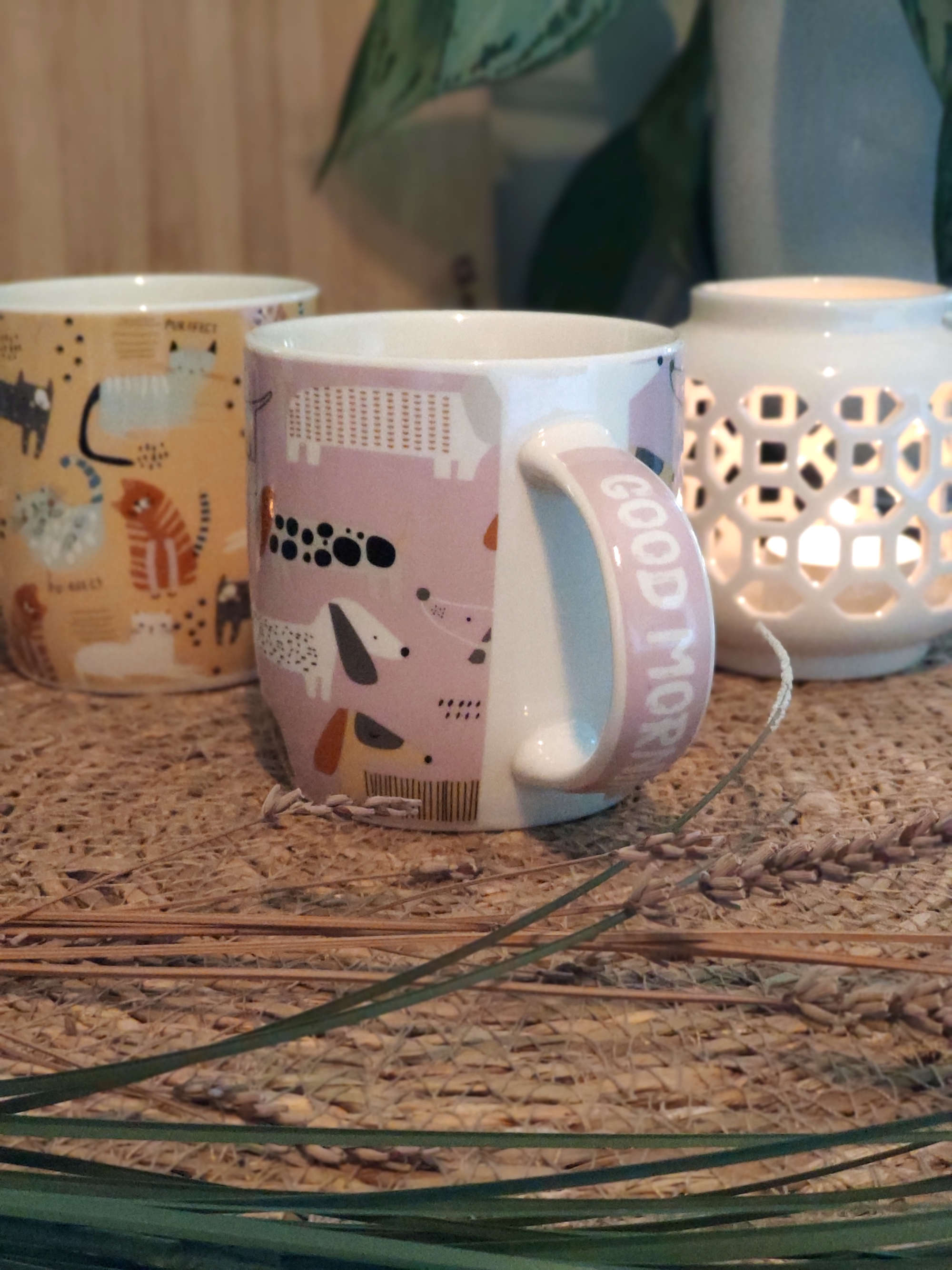 Becher aus Porzellan mit Hunde Motive Rosa bunt