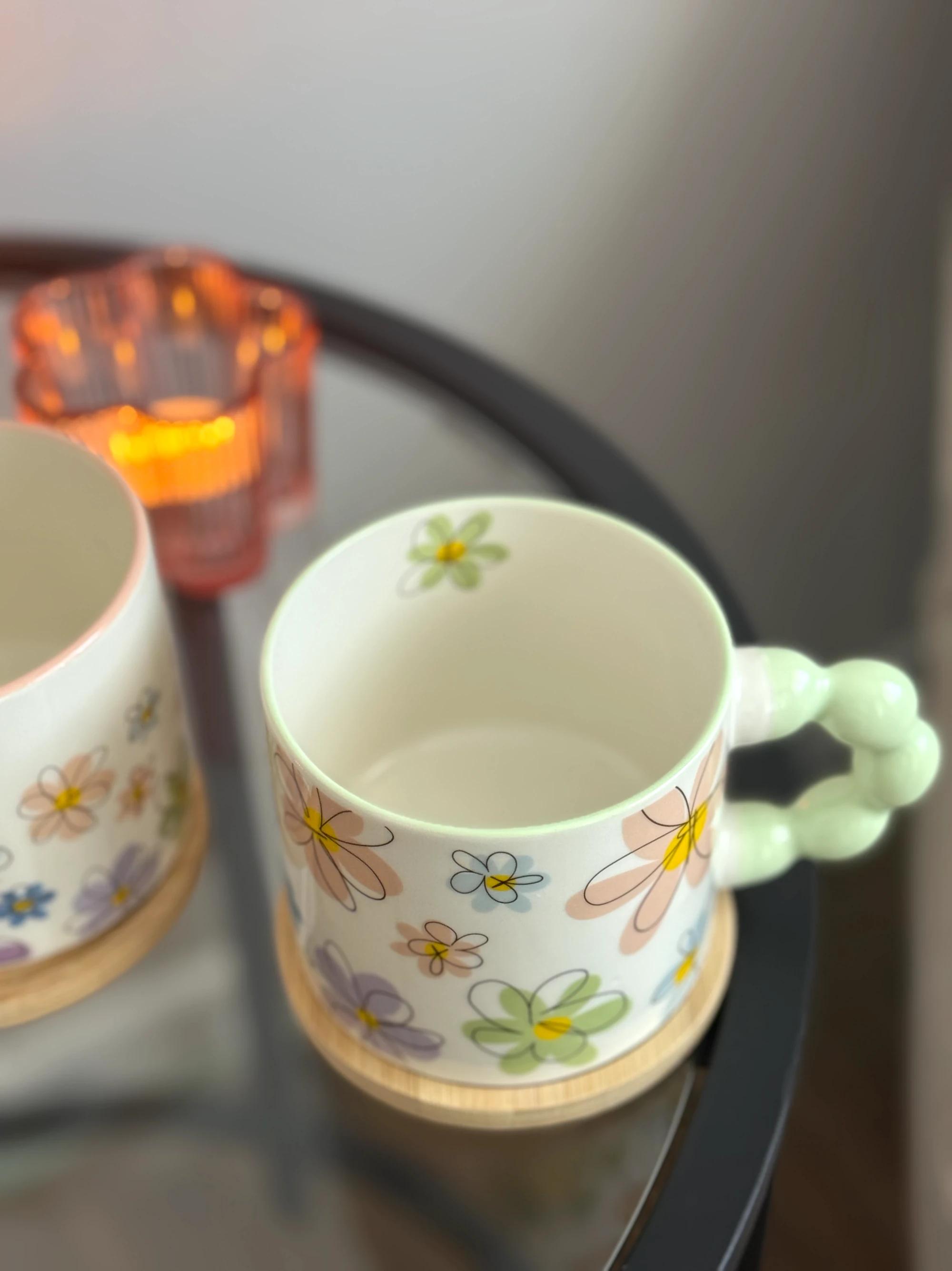 Becher Blumen Perlen Grun