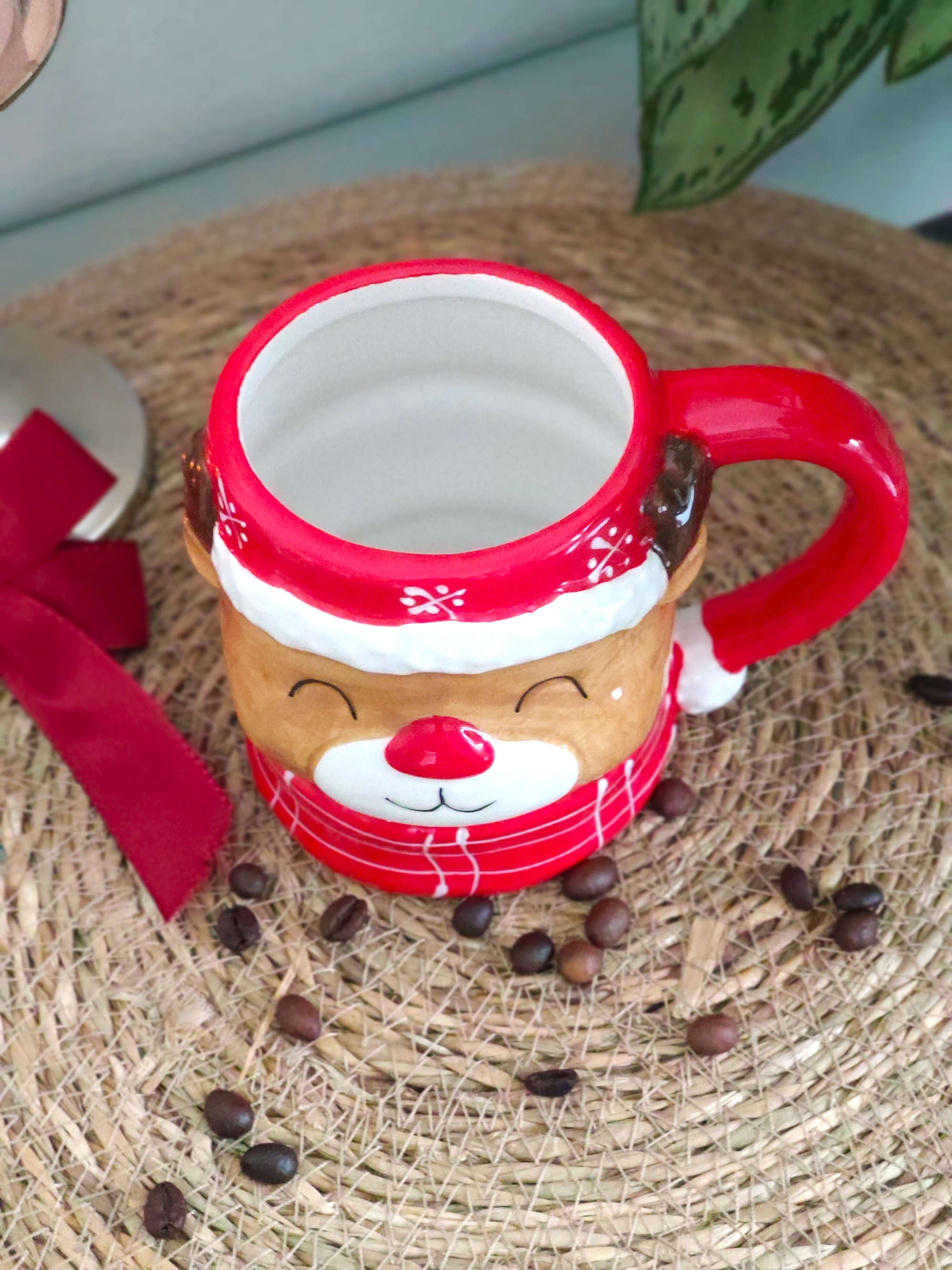 Ein Becher aus Keramik Hirsch Motiv in Rot mit Dekorationen von oben