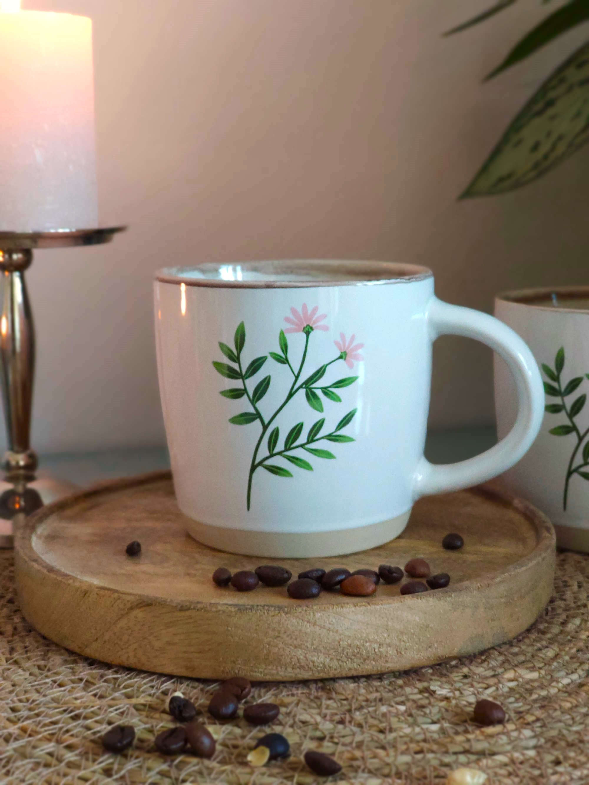 Zwei Jumbo Becher aus Steingut mit Blumen Dekor