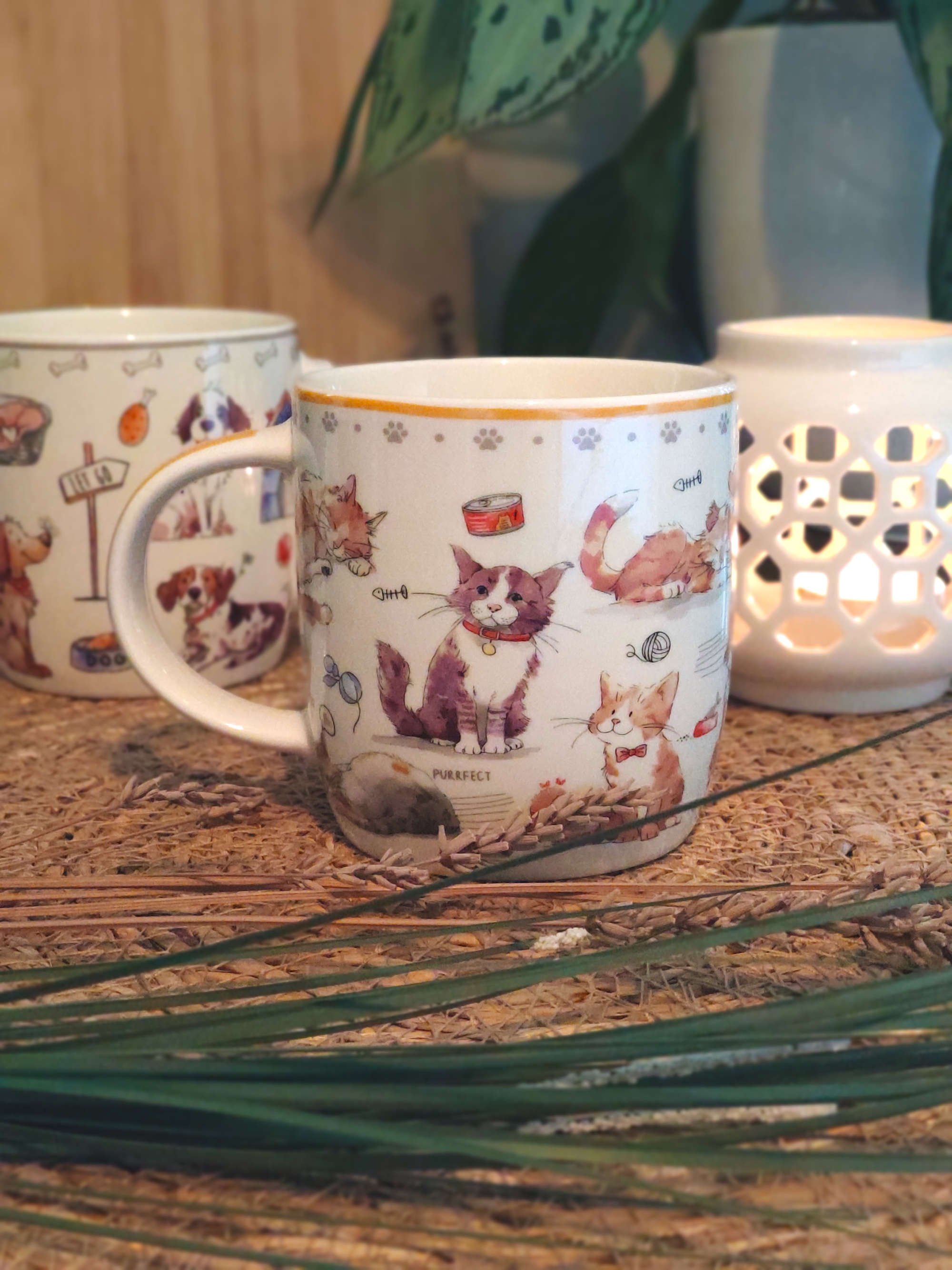Becher aus Porzellan mit Katzen Motiv und Dekoration
