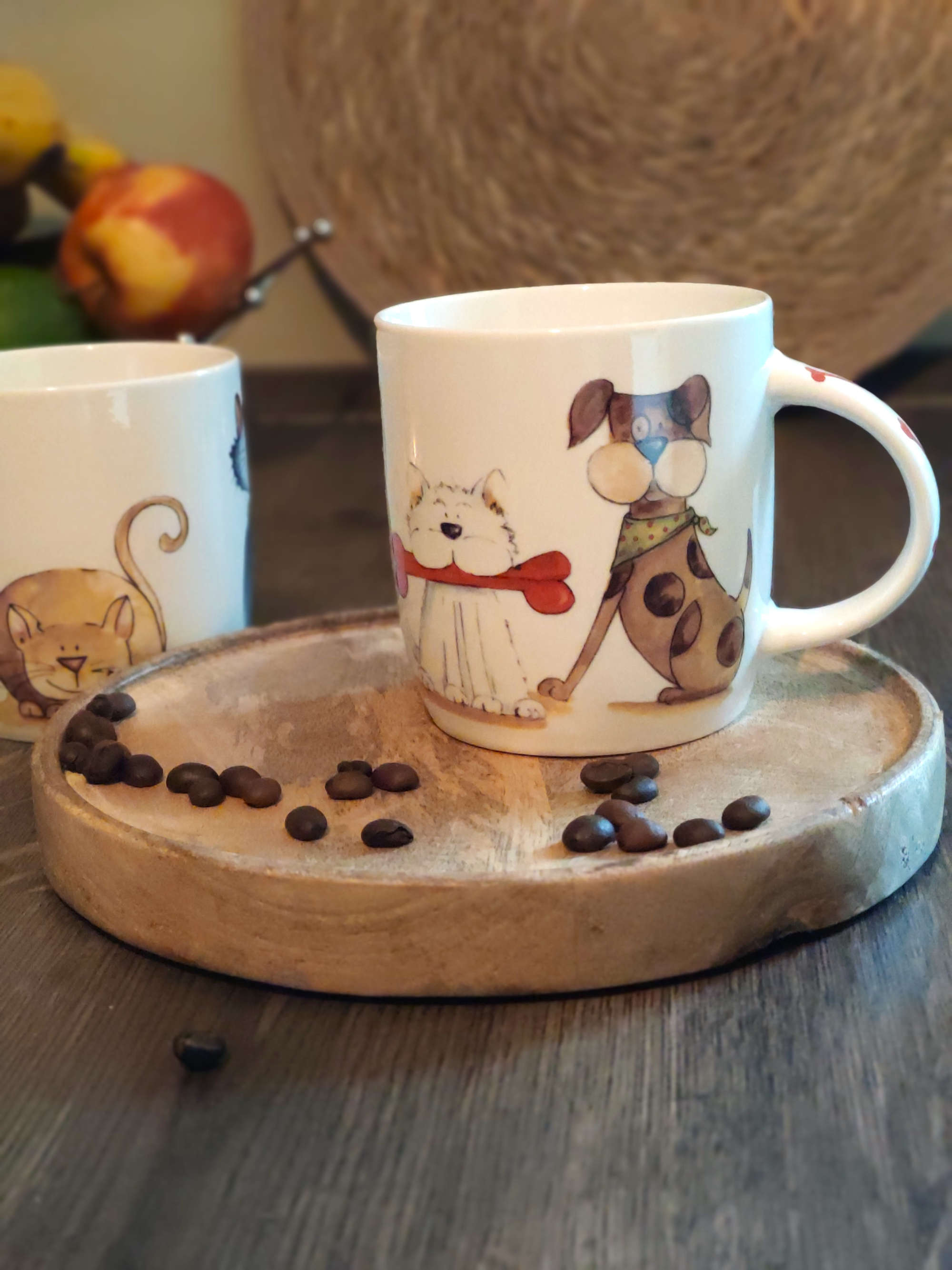 Porzellan Becher Motiv Hunde auf einem Tablett und Dekoration