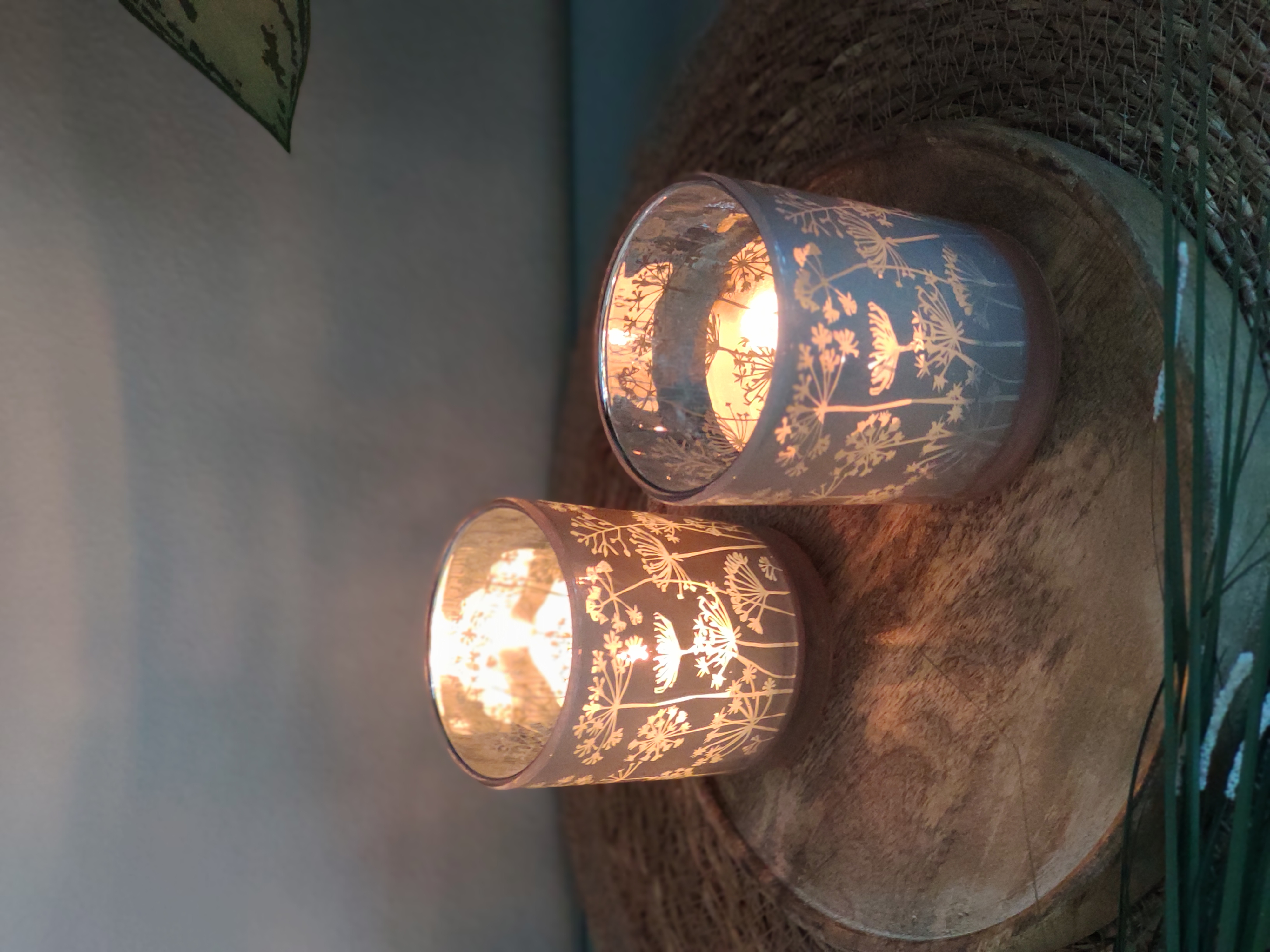 Zwei kleine Teelichthalter in Beige