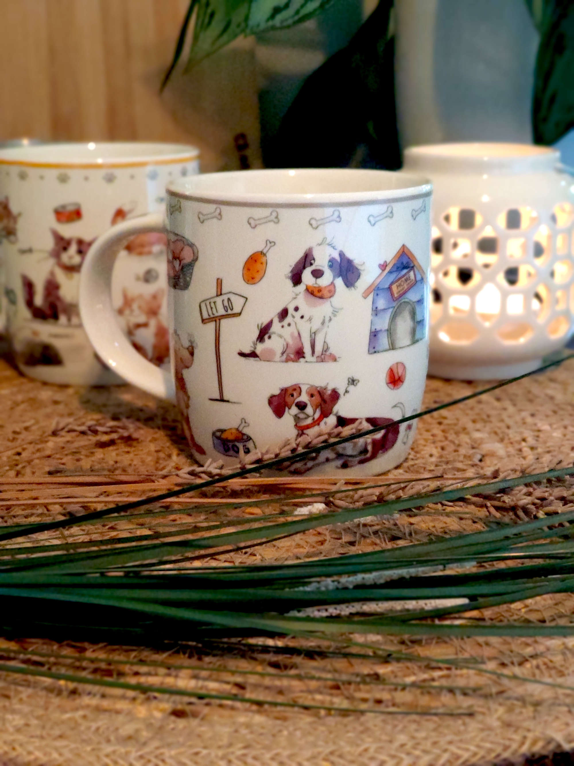 Becher aus Porzellan mit Hunde Motiv und Dekoration