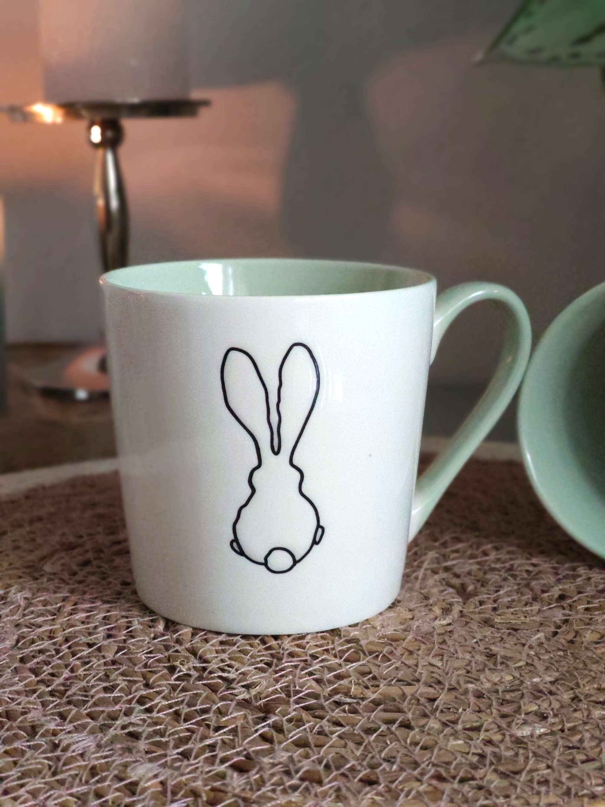 Porzellan Becher Hase Motiv Weiss Gruen mit Dekoration