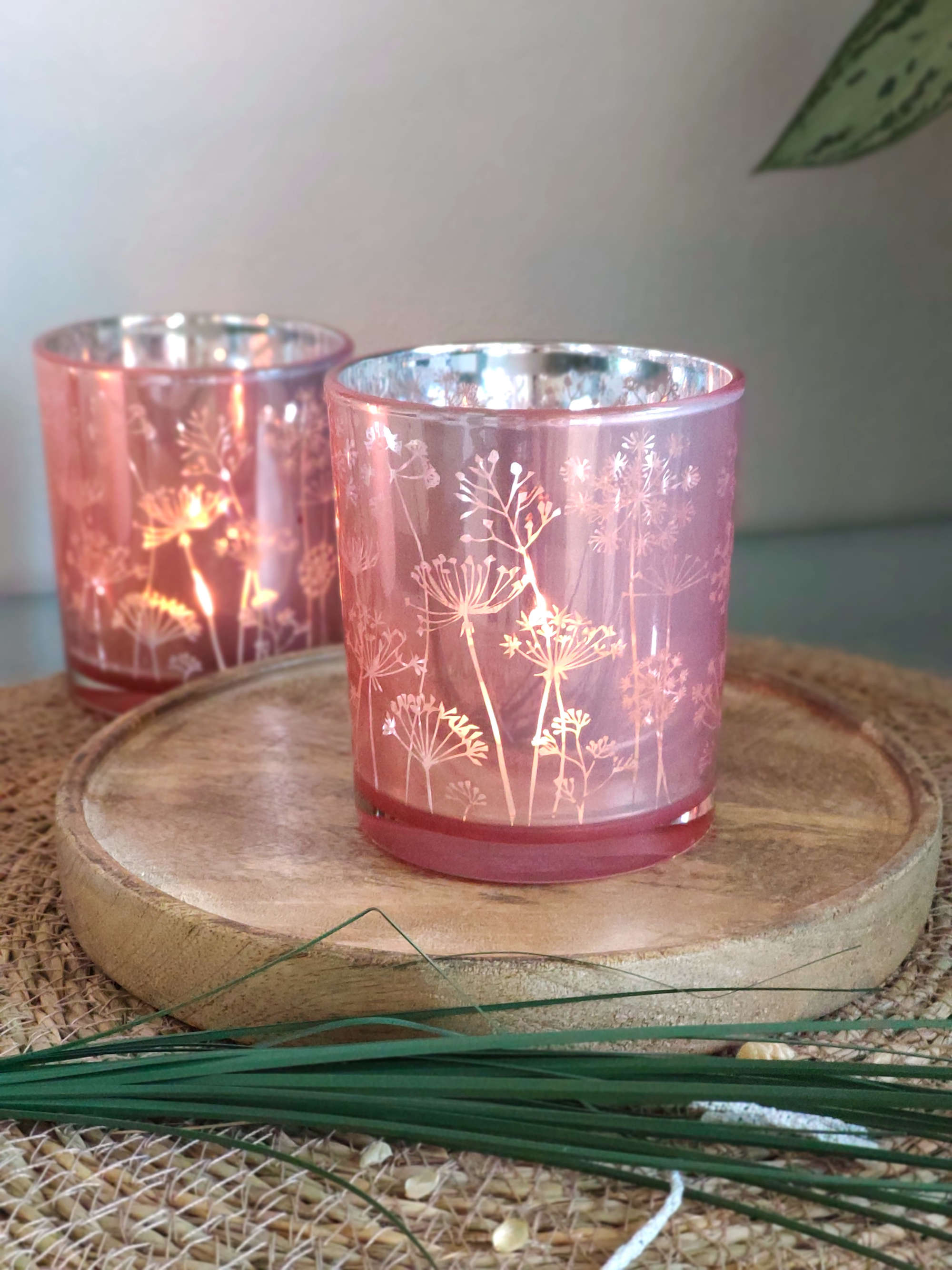 Zwei kleine Teelichthalter in Rosa mit Dekoration