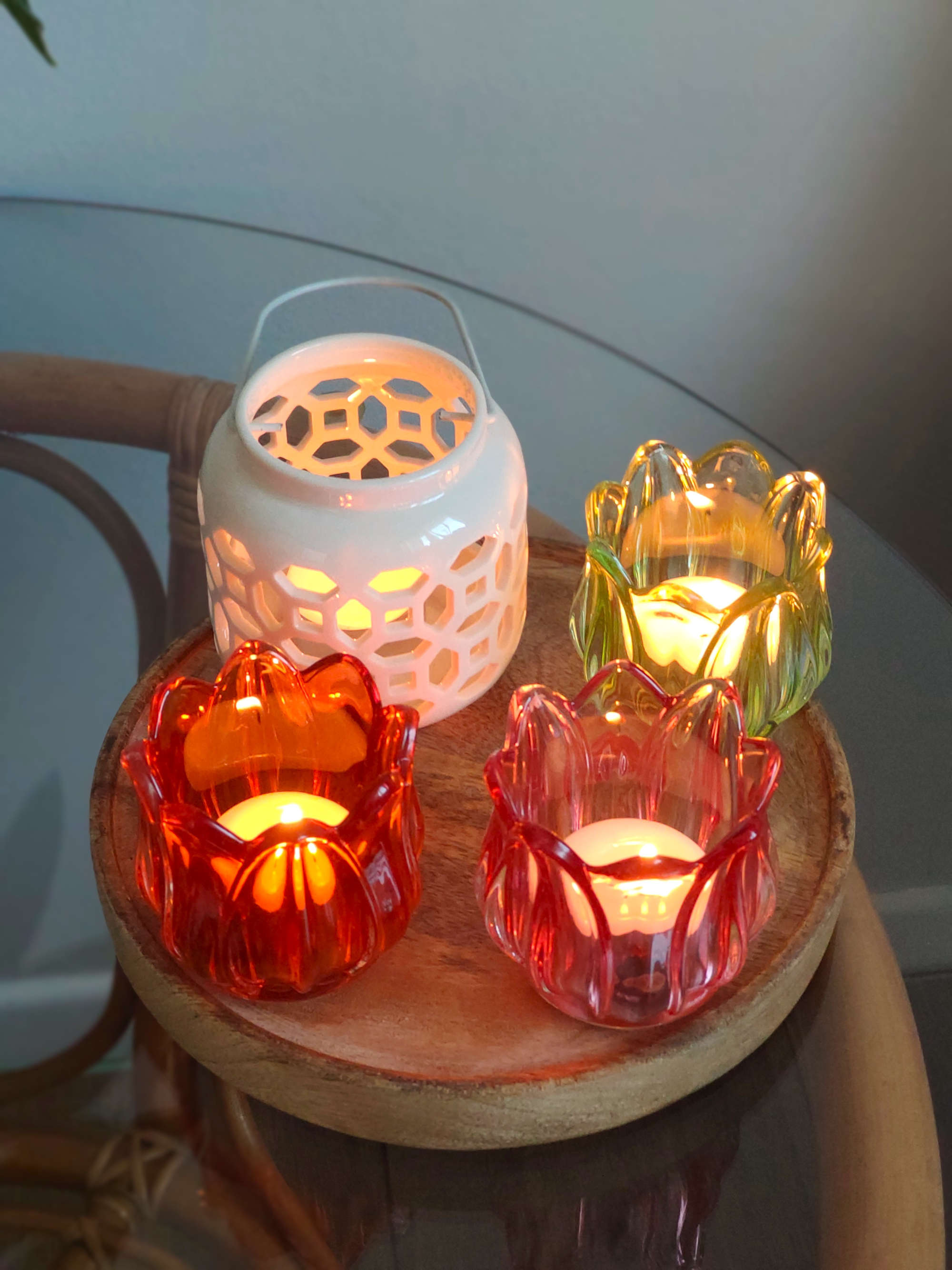 Drei Windlichter aus Glas Blumenform und ein weises Windlicht aus Porzellan