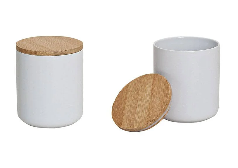 weiße Keramikdosen mit Bambusdosen