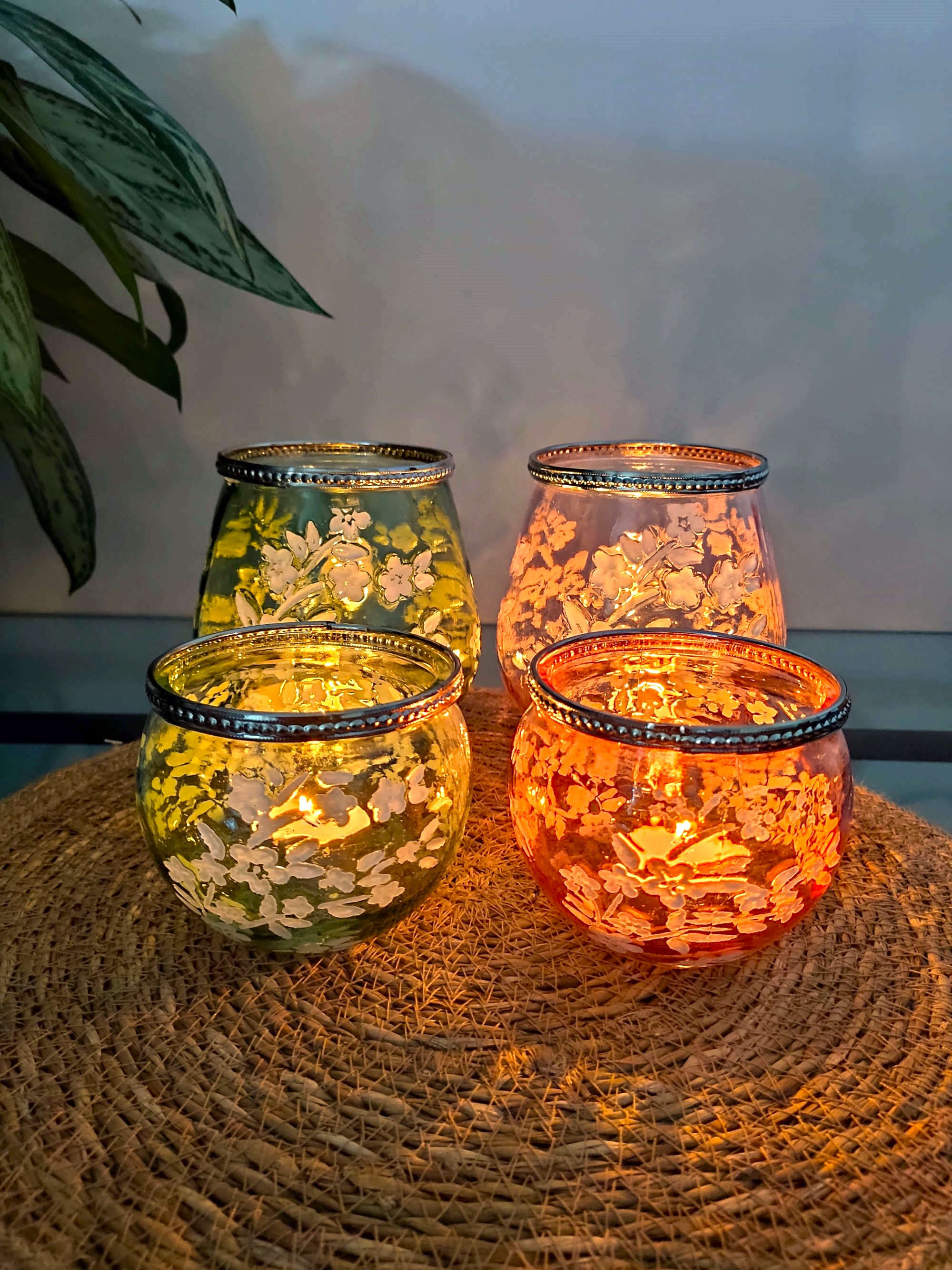 Windlichter in gruen und rosa mit Dekoration