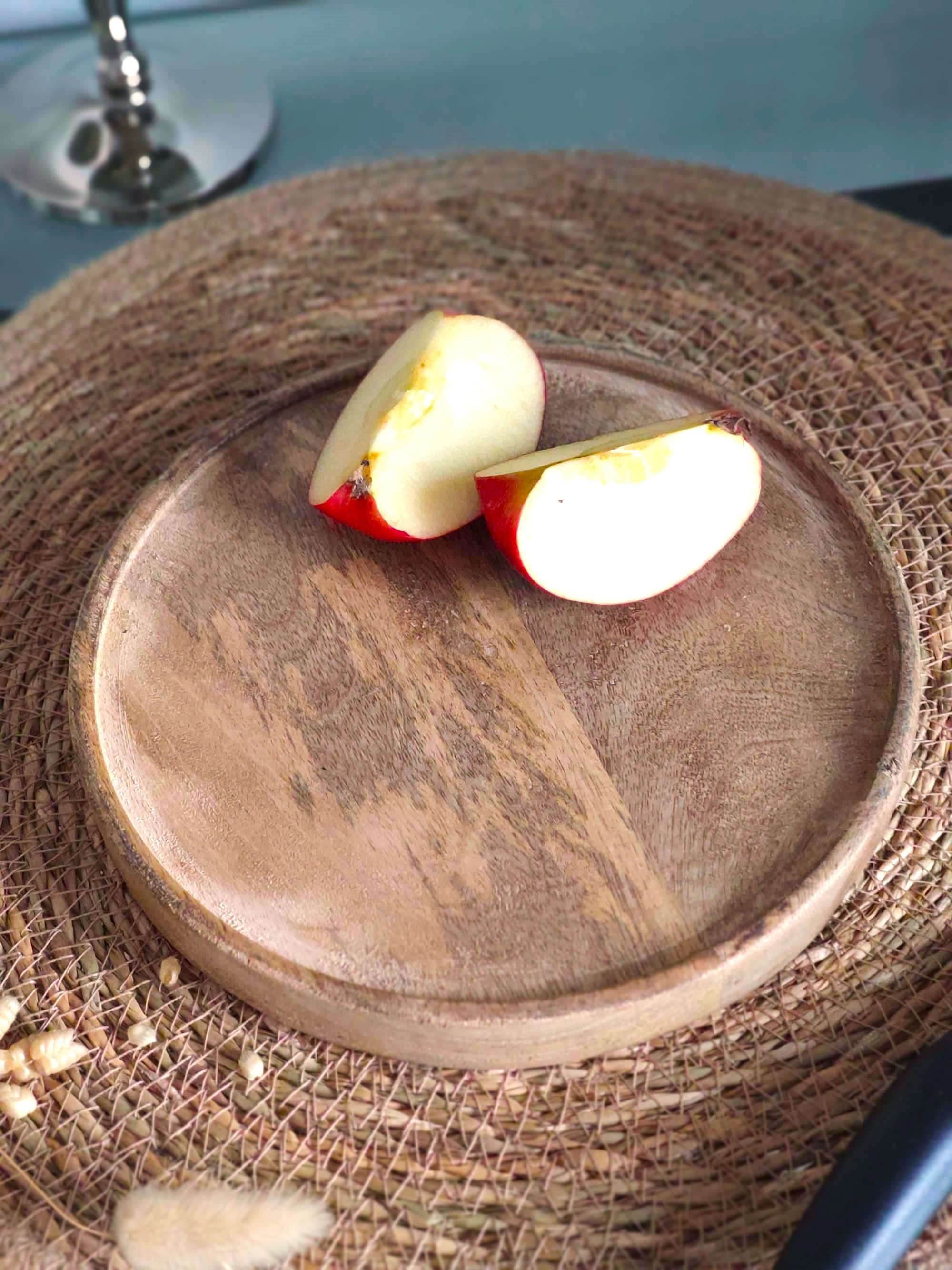 Rundes Mangoholz Tablett mit zwei Scheiben Äpfel und Dekoration